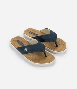 Chinelo Duas Tiras Largas com Texturas e Pespontos