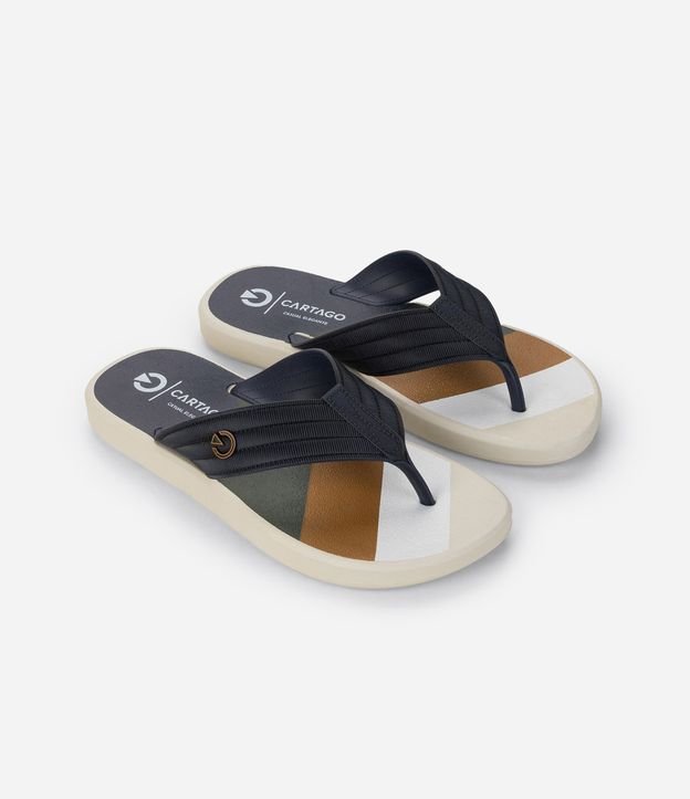 Chinelo de Tiras Largas com Texturas Pespontas e Estampa