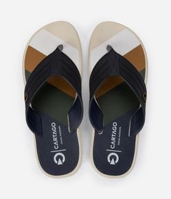 Chinelo de Tiras Largas com Texturas Pespontas e Estampa