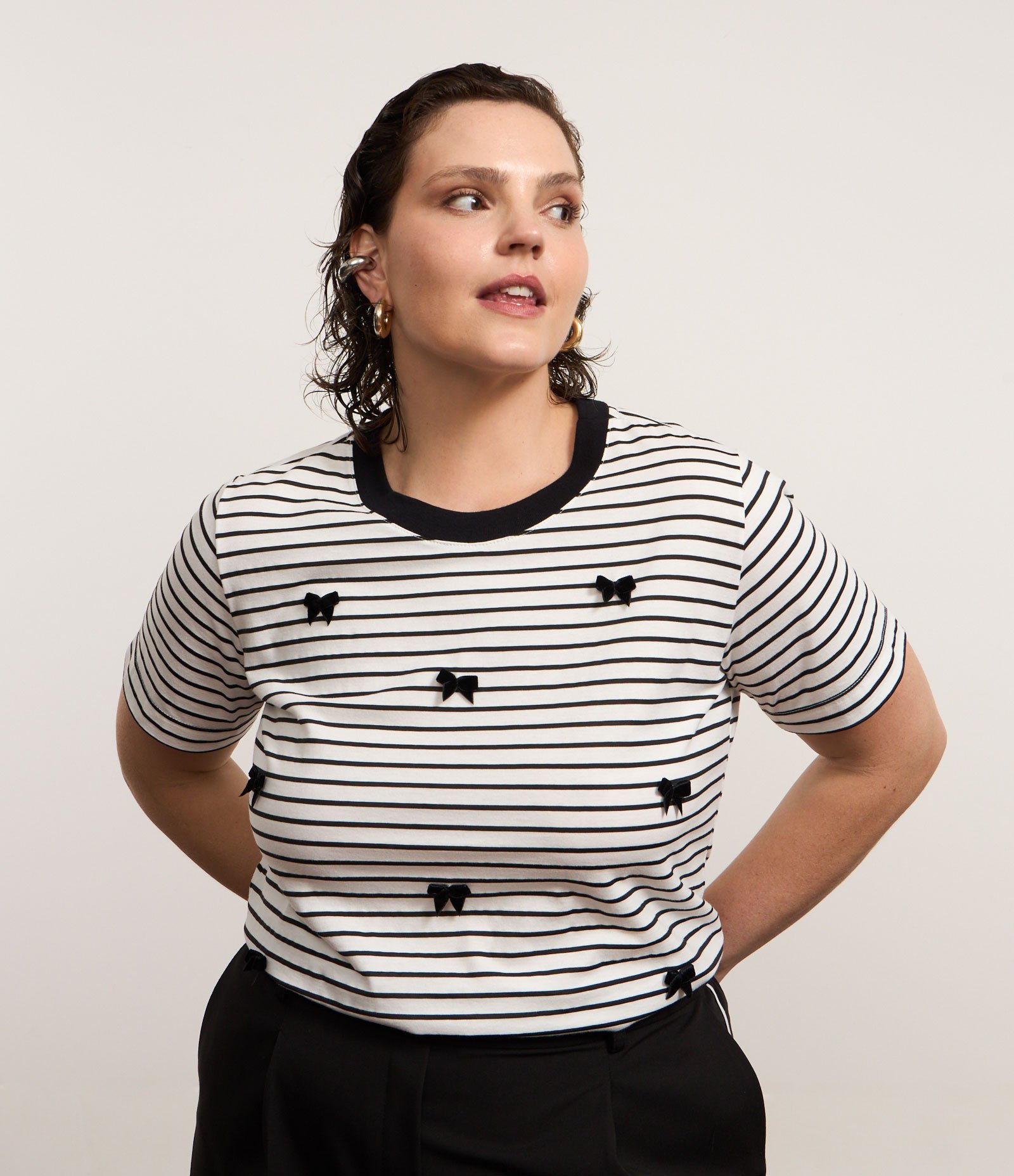 Blusa com Listras Finas e Lacinhos Aplicados Curve & Plus Size Preto/Branco 2
