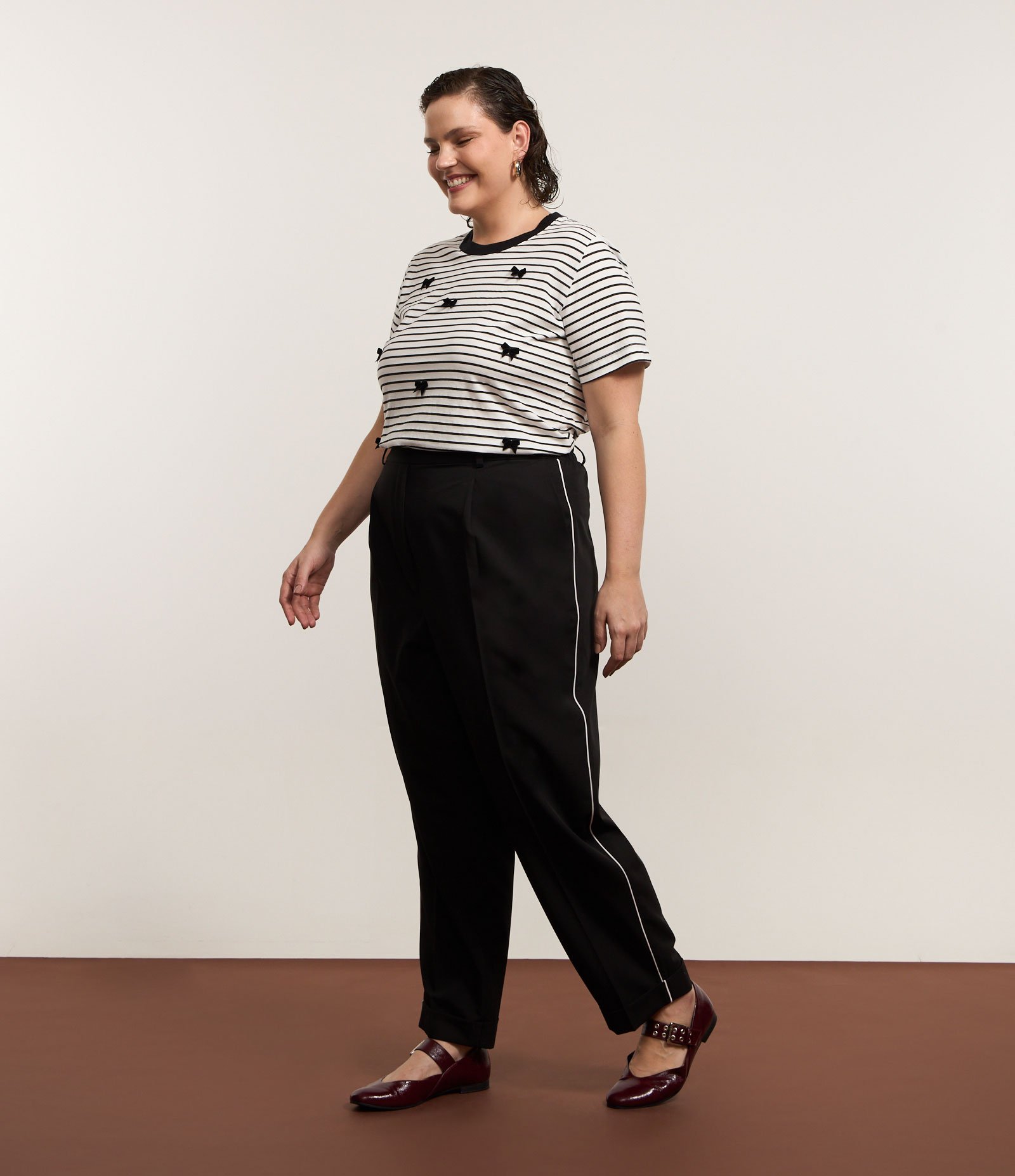 Blusa com Listras Finas e Lacinhos Aplicados Curve & Plus Size Preto/Branco 3