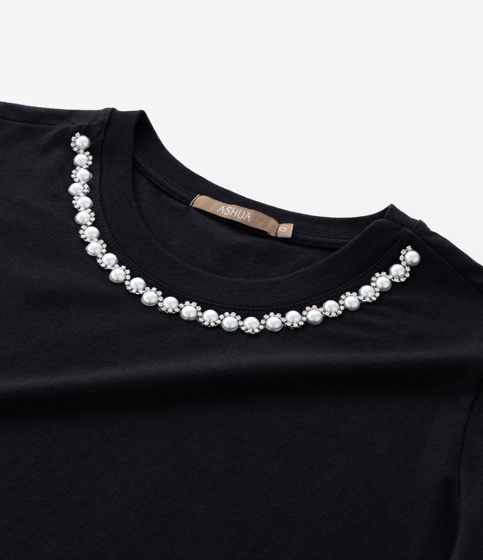 Blusa com Aplicação de Pérolas e Strass na Gola Curve & Plus Size Preto 7