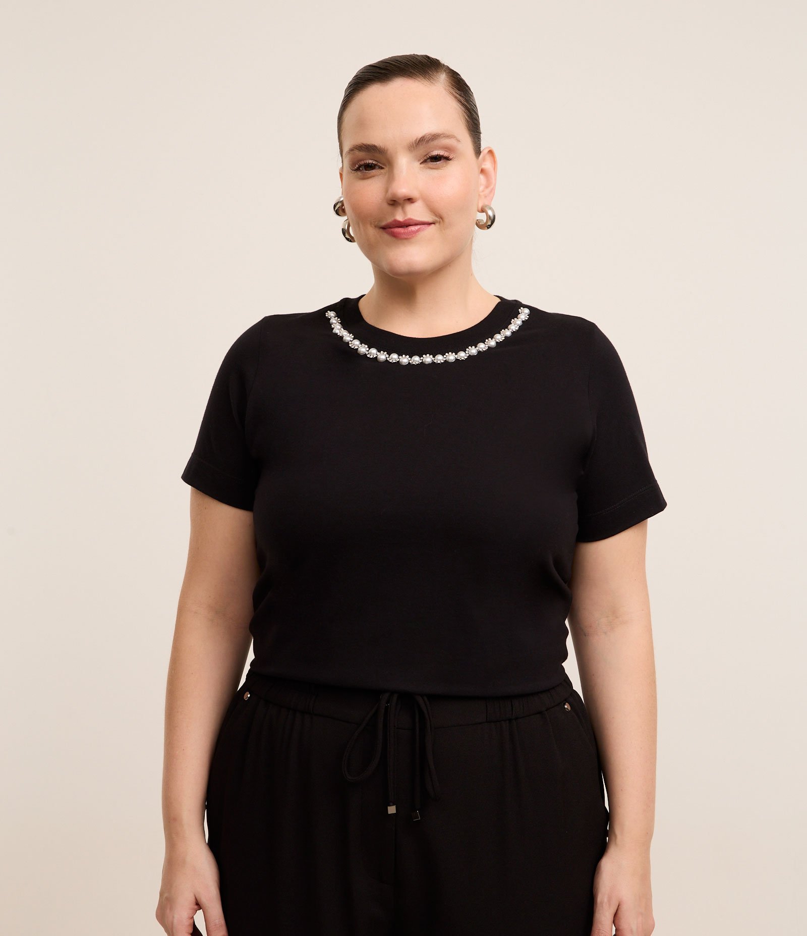 Blusa com Aplicação de Pérolas e Strass na Gola Curve & Plus Size Preto 1