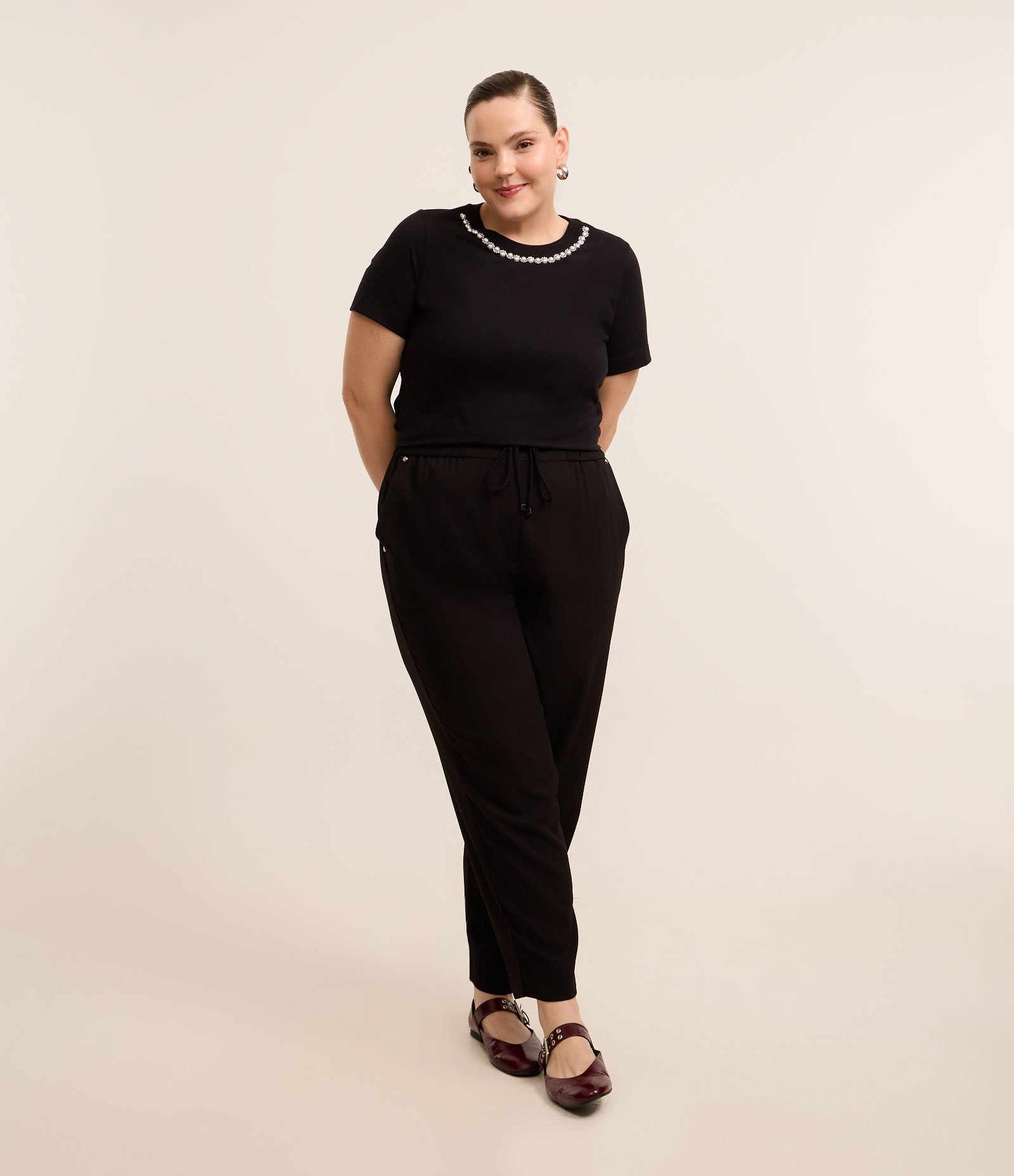 Blusa com Aplicação de Pérolas e Strass na Gola Curve & Plus Size Preto 2