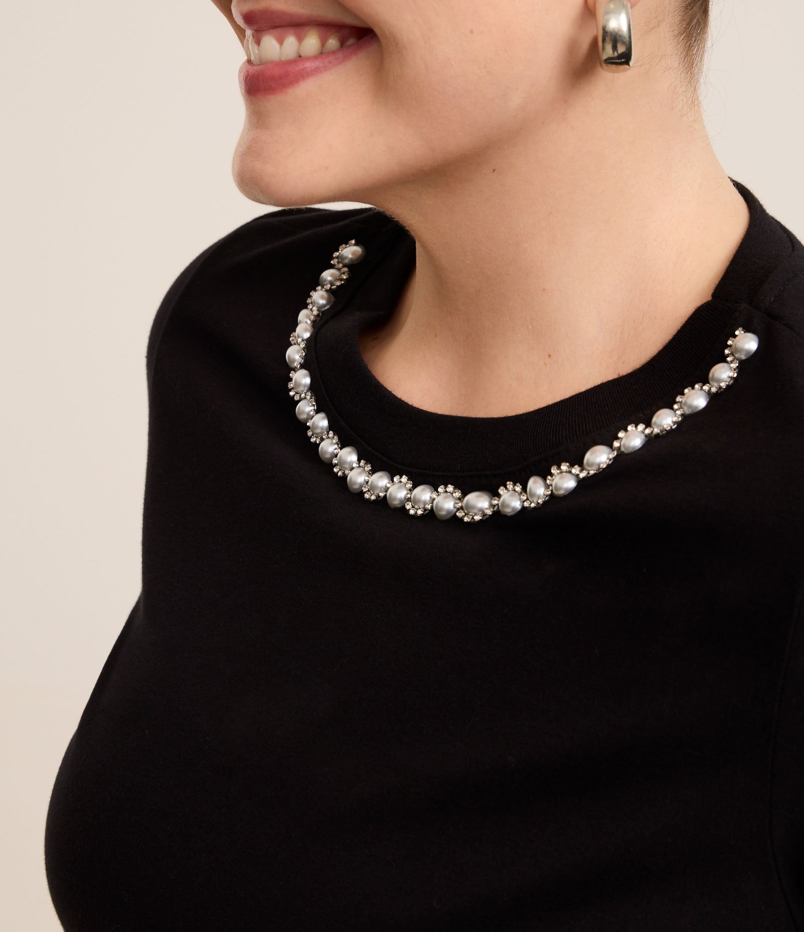 Blusa com Aplicação de Pérolas e Strass na Gola Curve & Plus Size Preto 3