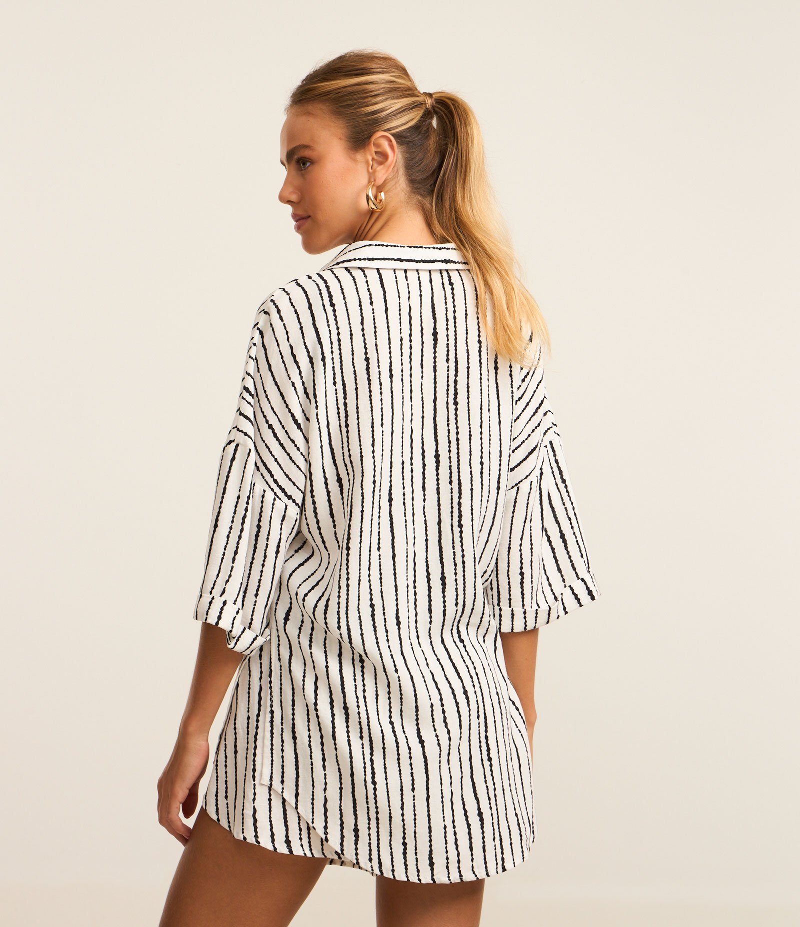 Saída de Praia Camisa em Viscolinho com Listras Branco/Preto 4