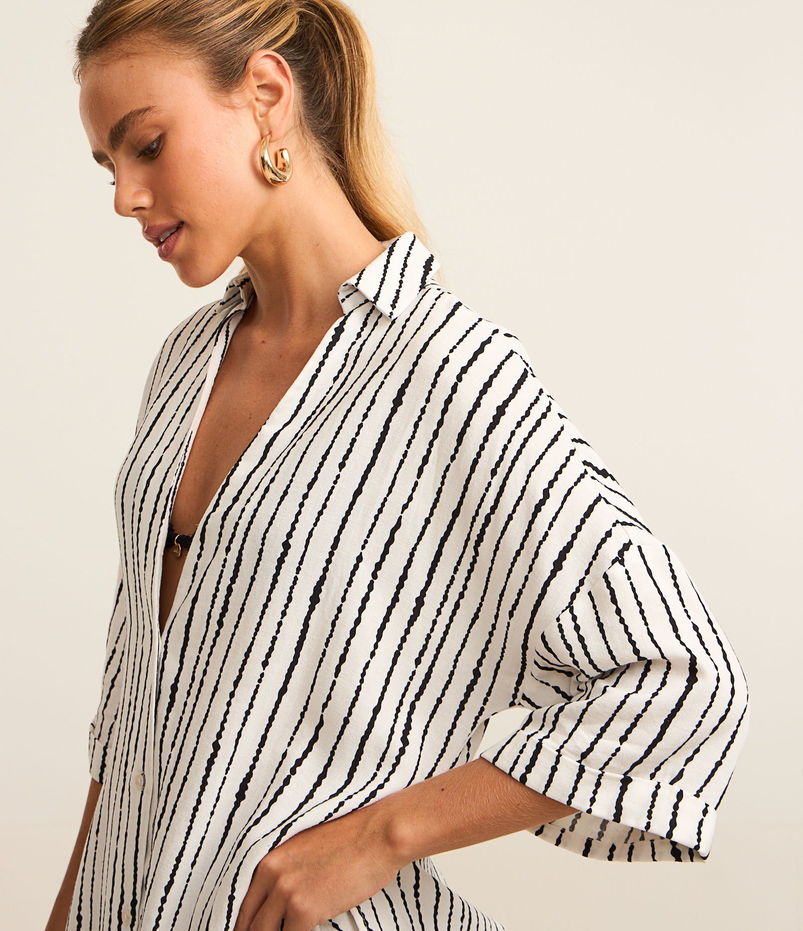 Saída de Praia Camisa em Viscolinho com Listras Branco/Preto 5