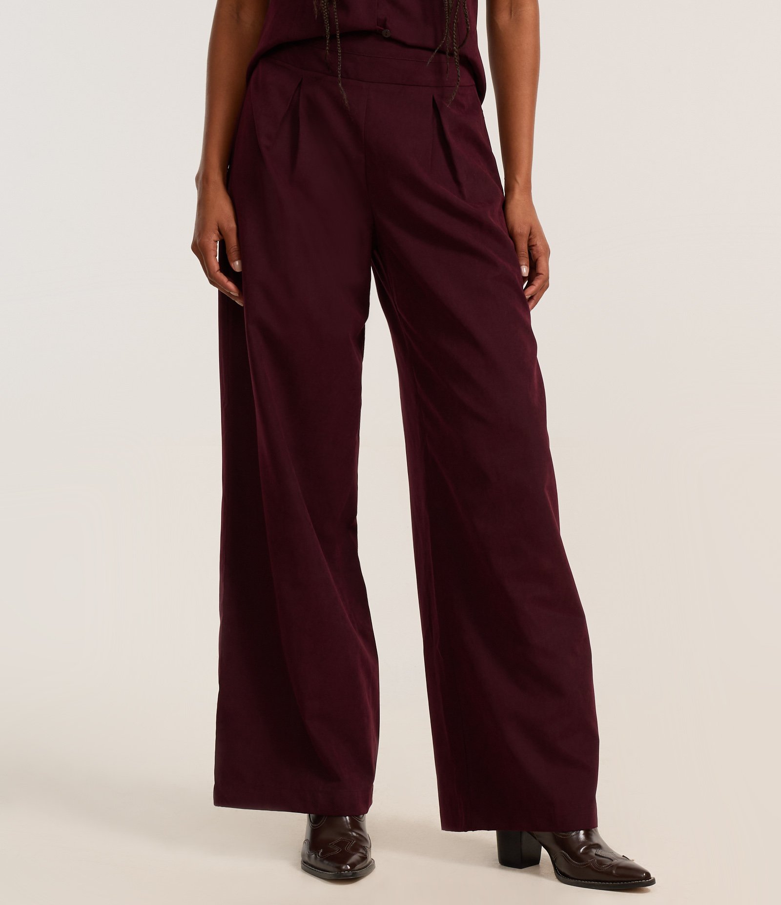 Calça Pantalona em Cupro com Pregas Vinho 3