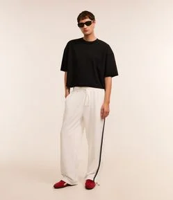 Calça Wide Leg em Helanca com Listra Lateral e Ajuste na Barra