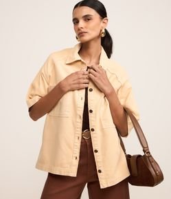 Camisa em Sarja com Botões e Bolsos Frontais