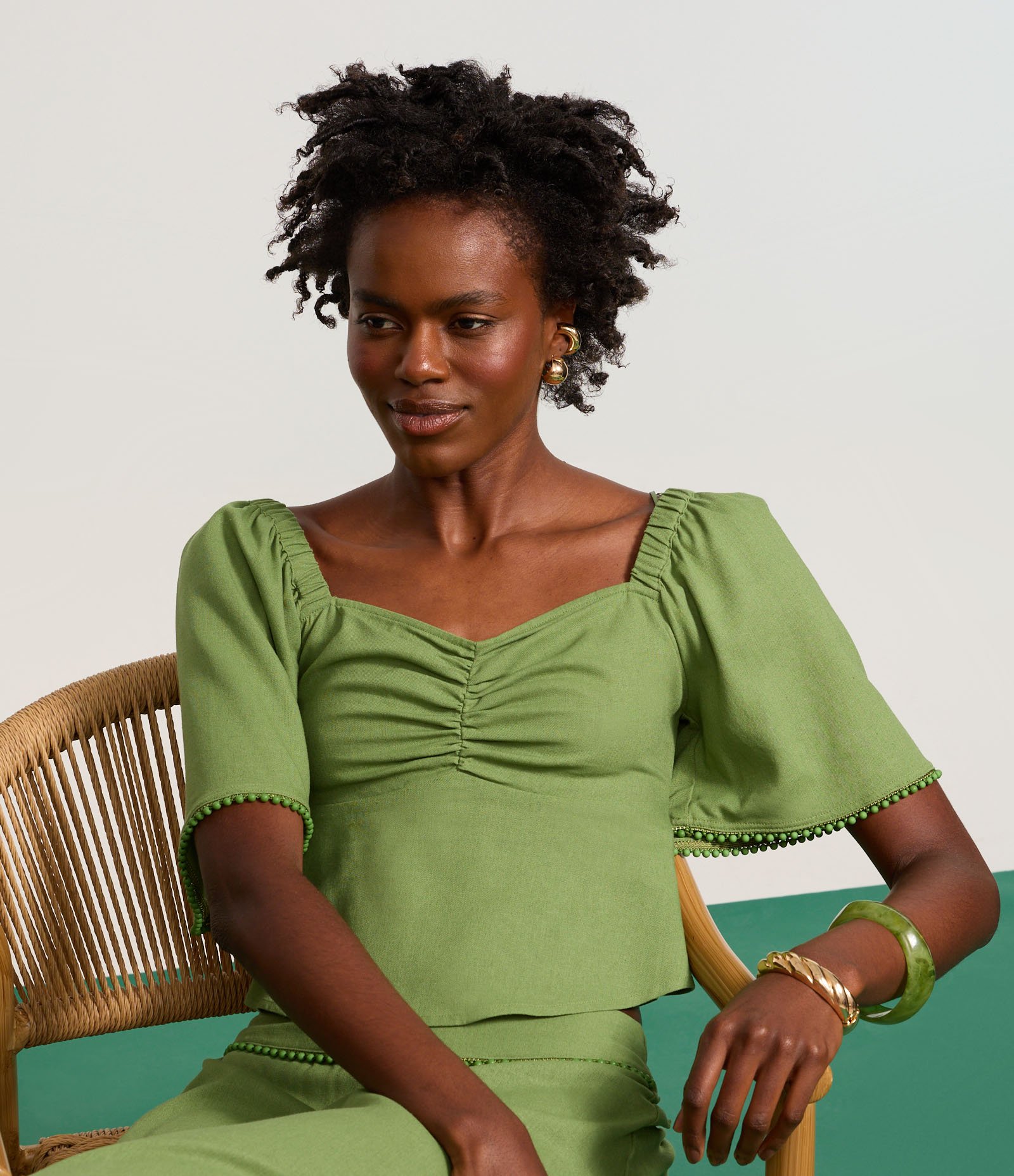 Blusa Cropped em Viscolinho com Puxadinho Frontal e Lastex Verde Claro 6