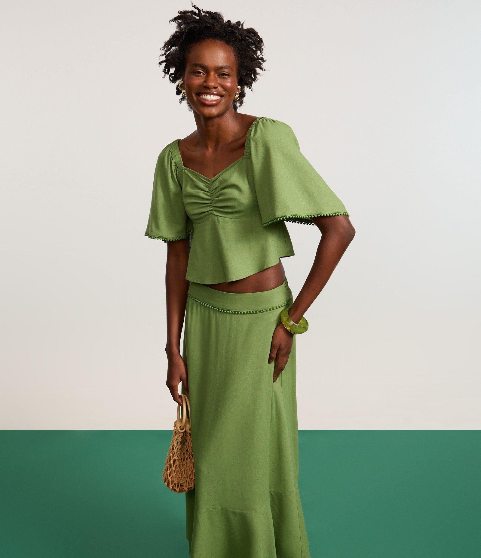 Blusa Cropped em Viscolinho com Puxadinho Frontal e Lastex Verde Claro 7