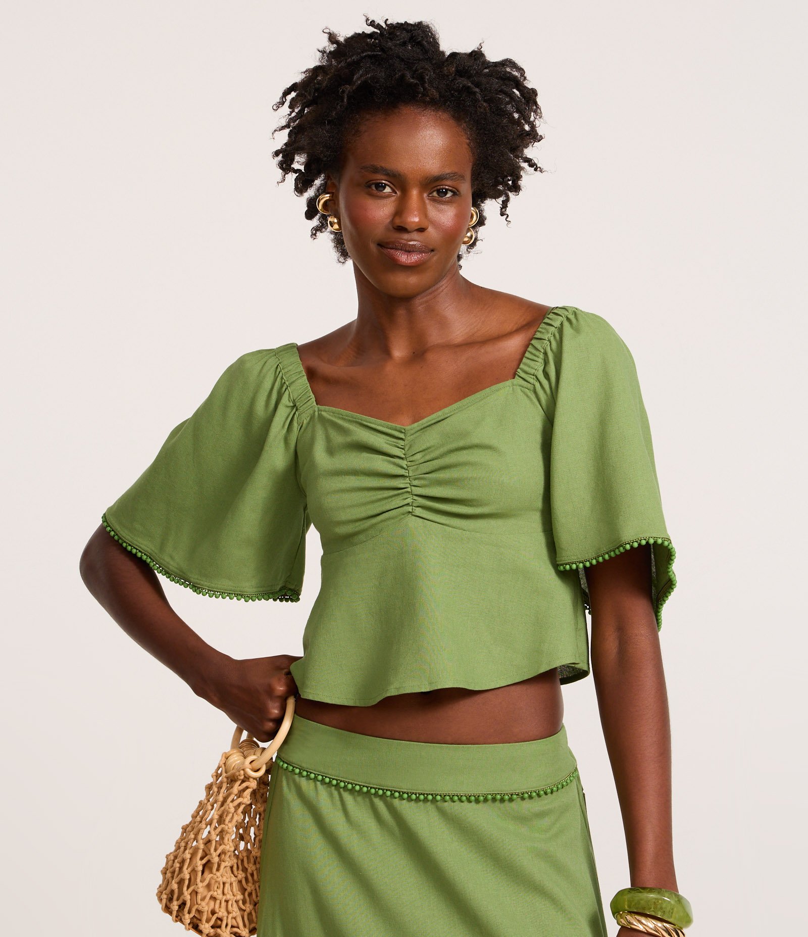 Blusa Cropped em Viscolinho com Puxadinho Frontal e Lastex Verde Claro 3
