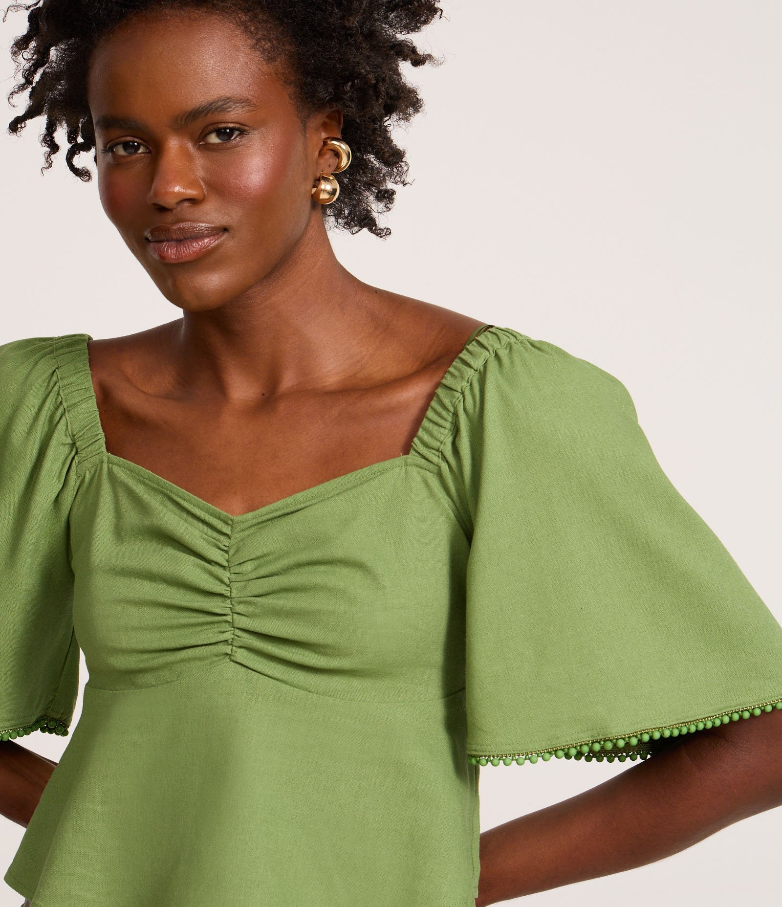 Blusa Cropped em Viscolinho com Puxadinho Frontal e Lastex Verde Claro 4