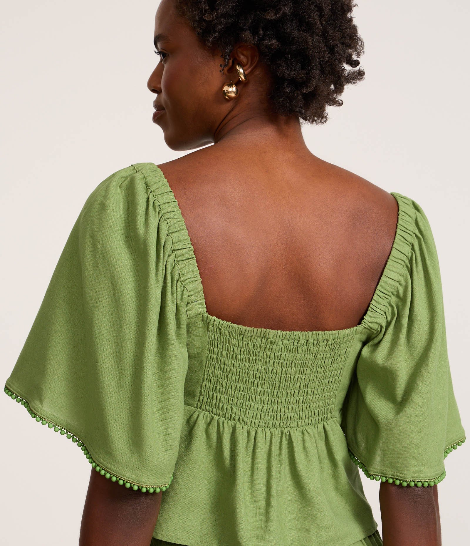 Blusa Cropped em Viscolinho com Puxadinho Frontal e Lastex Verde Claro 5