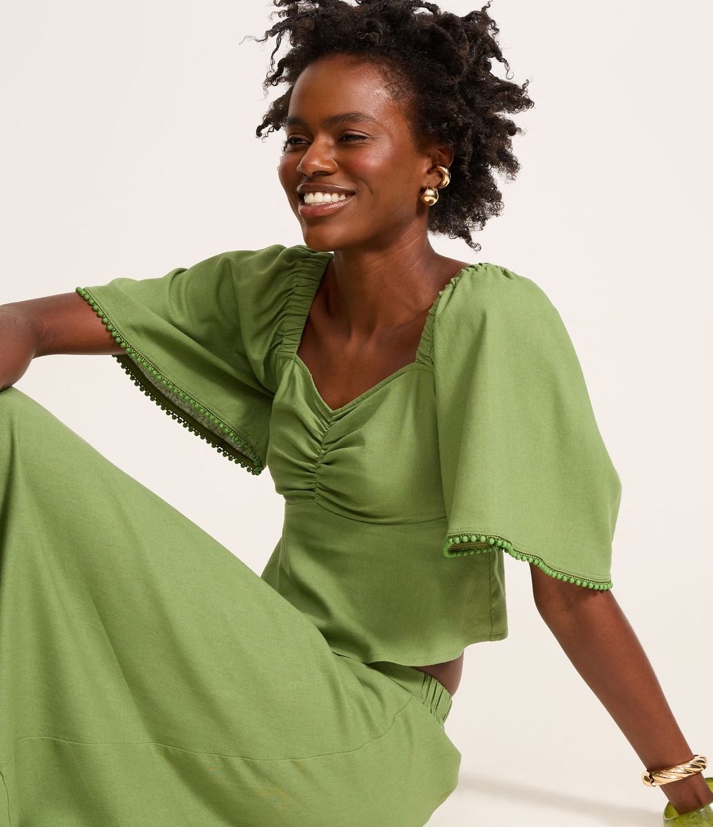 Blusa Cropped em Viscolinho com Puxadinho Frontal e Lastex Verde Claro