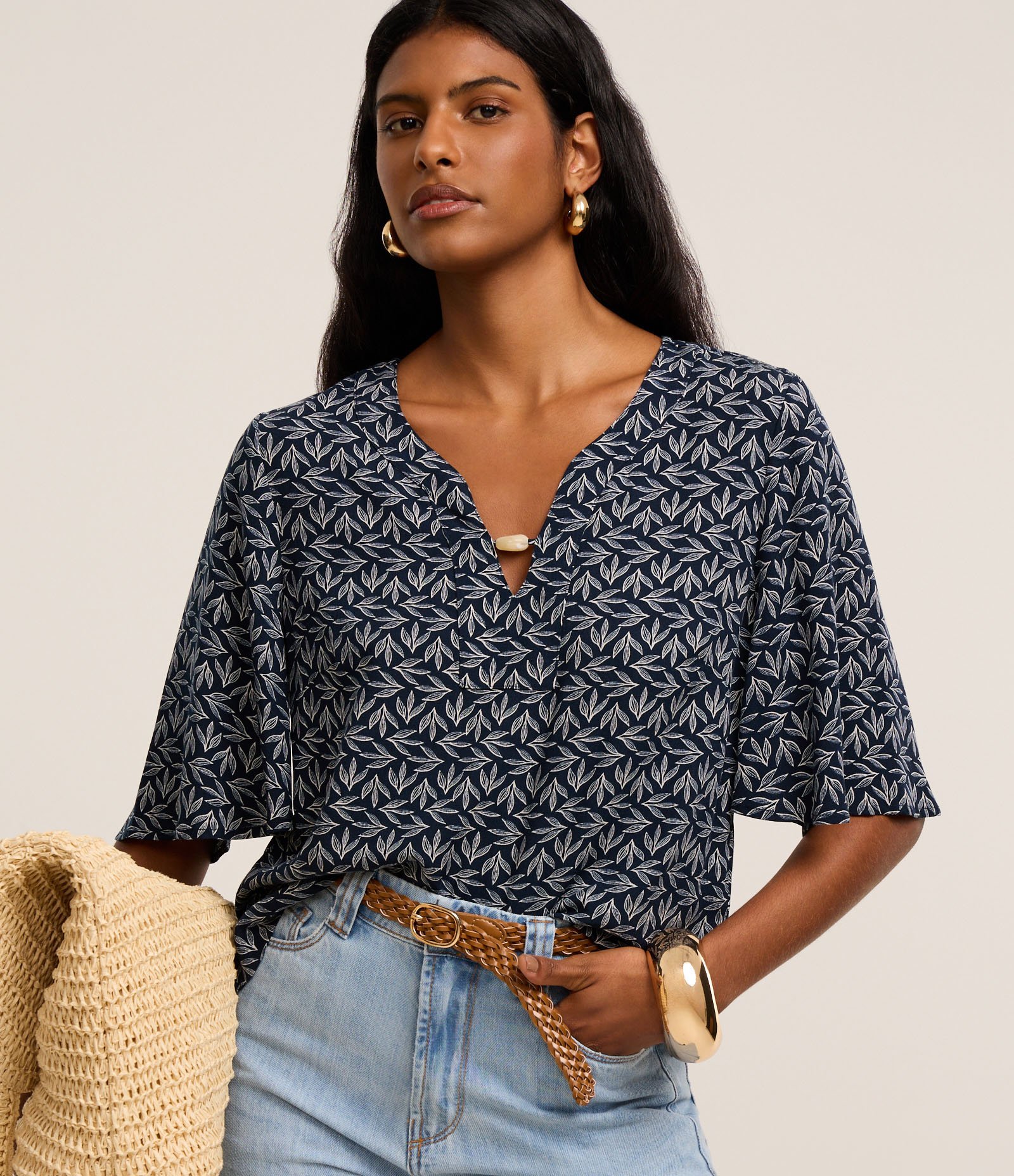 Blusa Bata em Viscose com Miçanga no Decote e Estampa Folhagem Azul Marinho 1