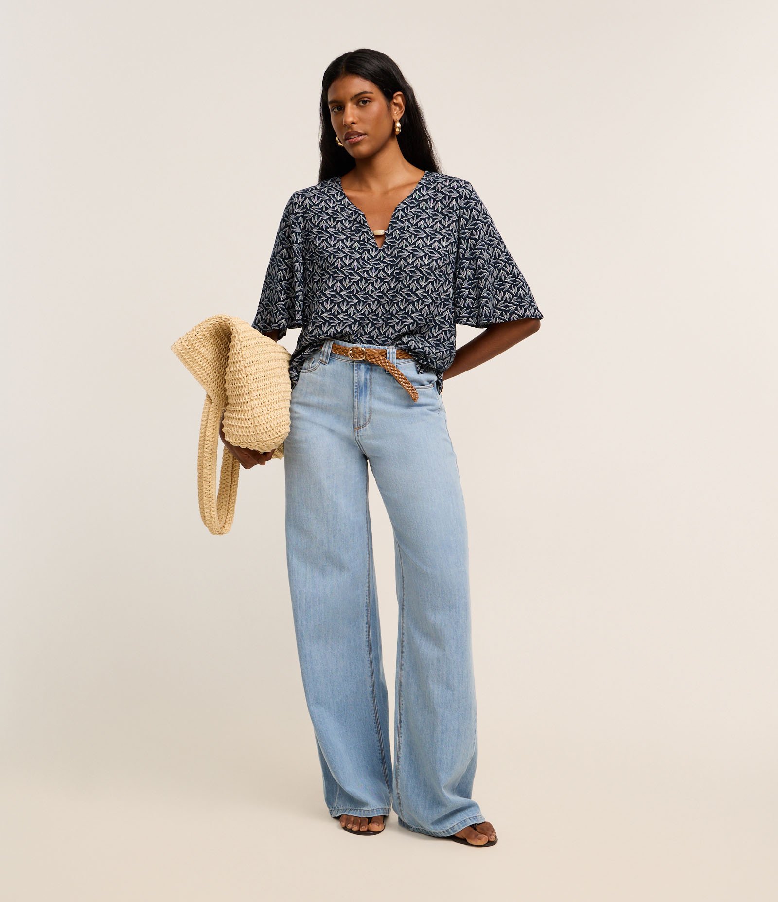 Blusa Bata em Viscose com Miçanga no Decote e Estampa Folhagem Azul Marinho 2