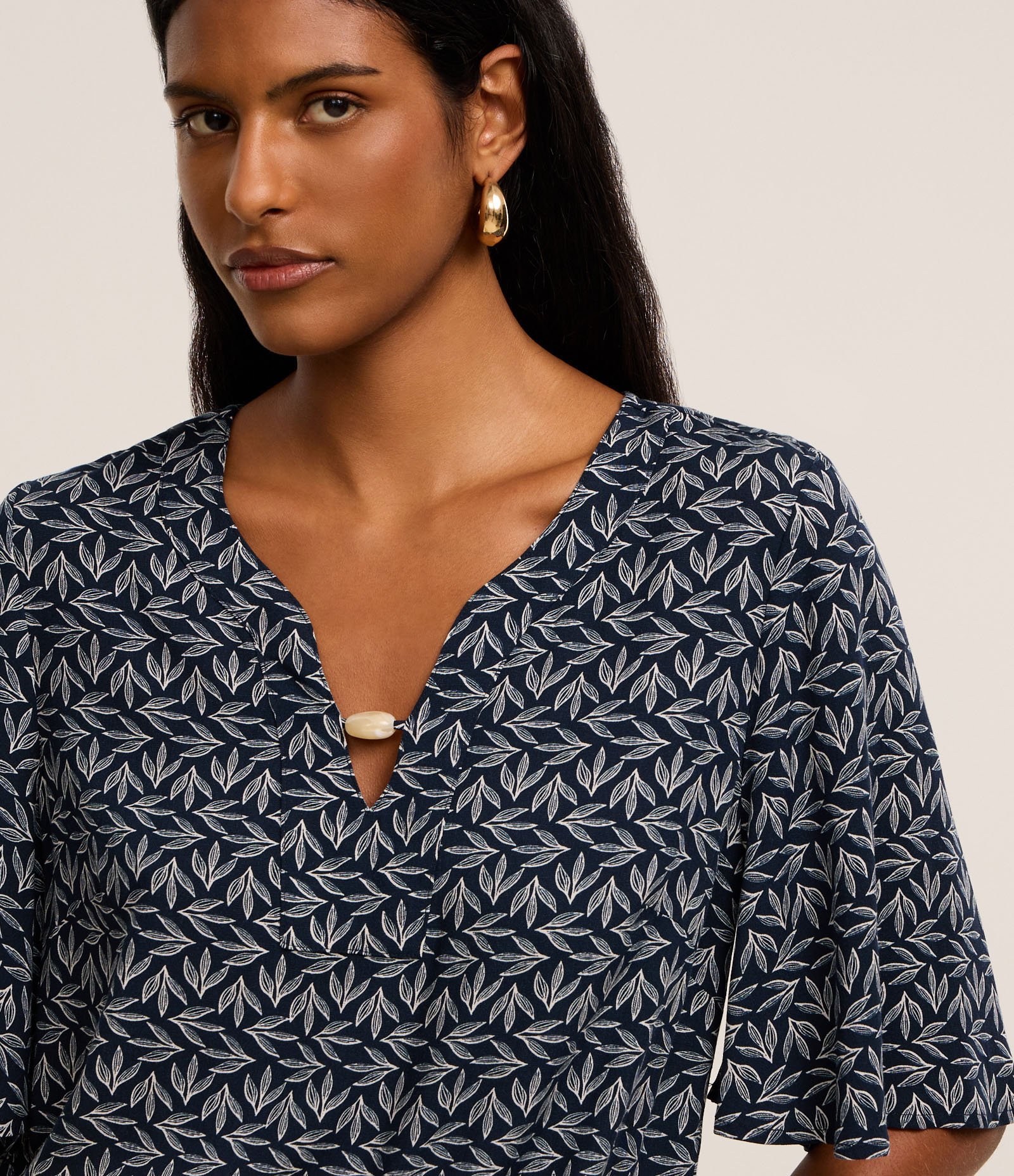 Blusa Bata em Viscose com Miçanga no Decote e Estampa Folhagem Azul Marinho 3