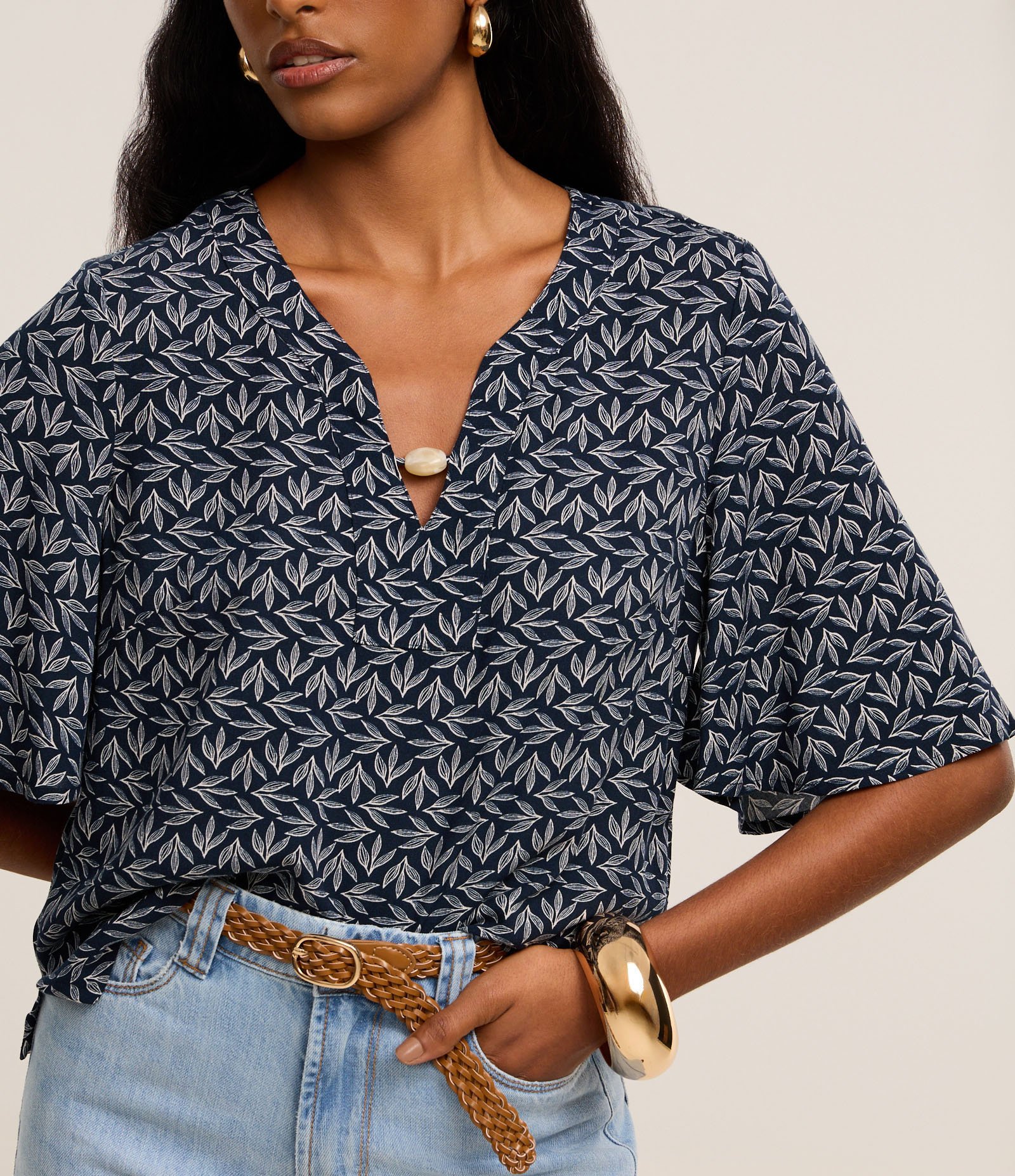 Blusa Bata em Viscose com Miçanga no Decote e Estampa Folhagem Azul Marinho 4
