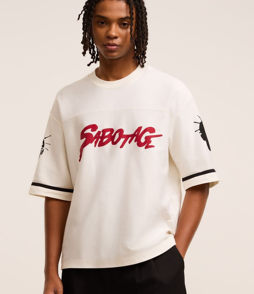 Camiseta Boxy em Algodão com Estampa Sabotage Off White