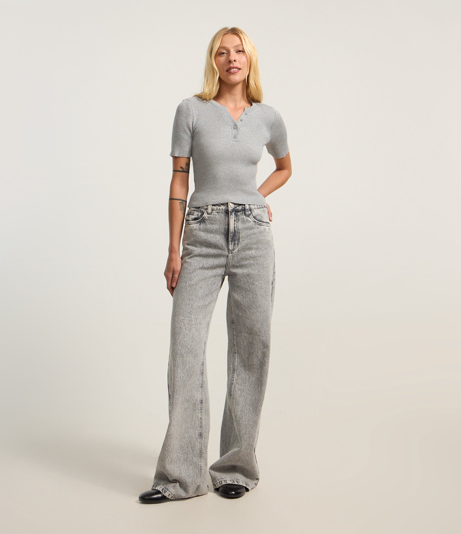 Blusa em Tricô com Botões no Decote Cinza 1