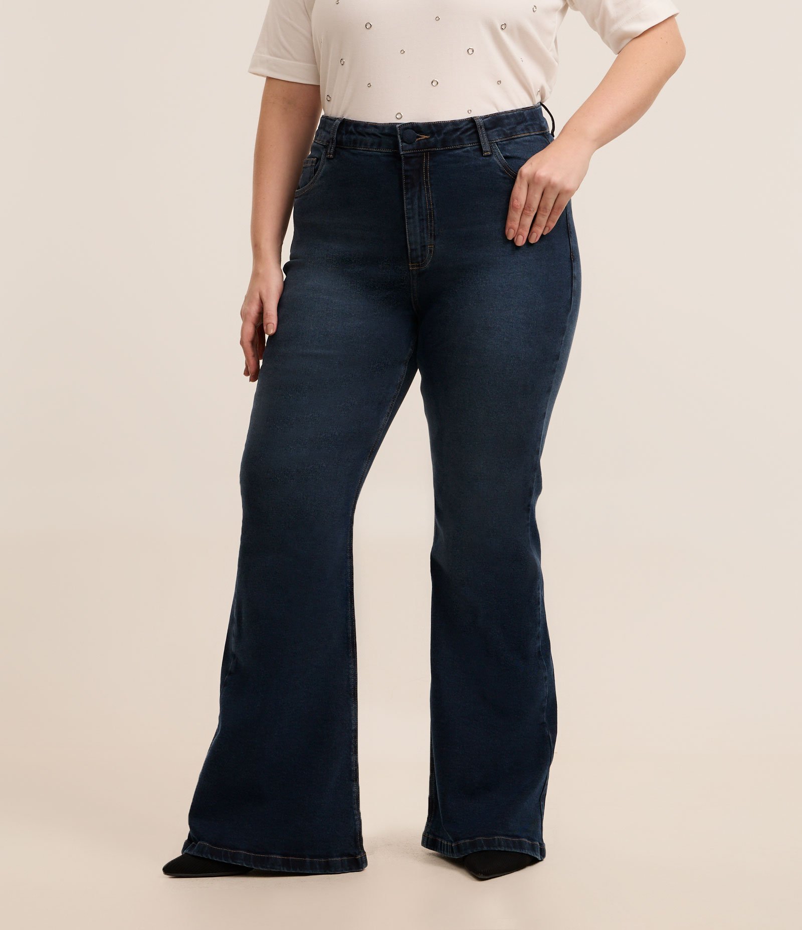 Calça Flare em Jeans com Elastano e Botão Forrado Curve & Plus Size Azul 2