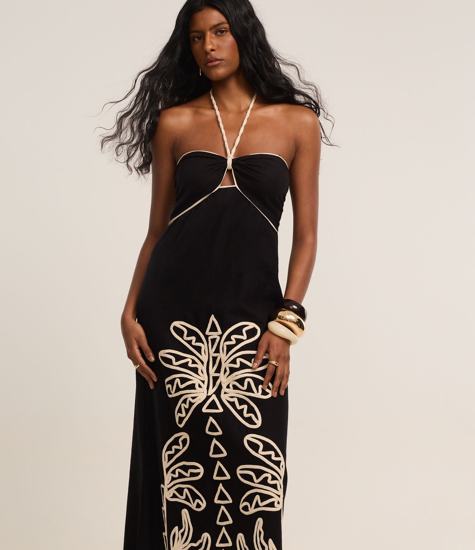 Vestido Evasê Midi em Cambraia com Bordado Folhagem Preto 1