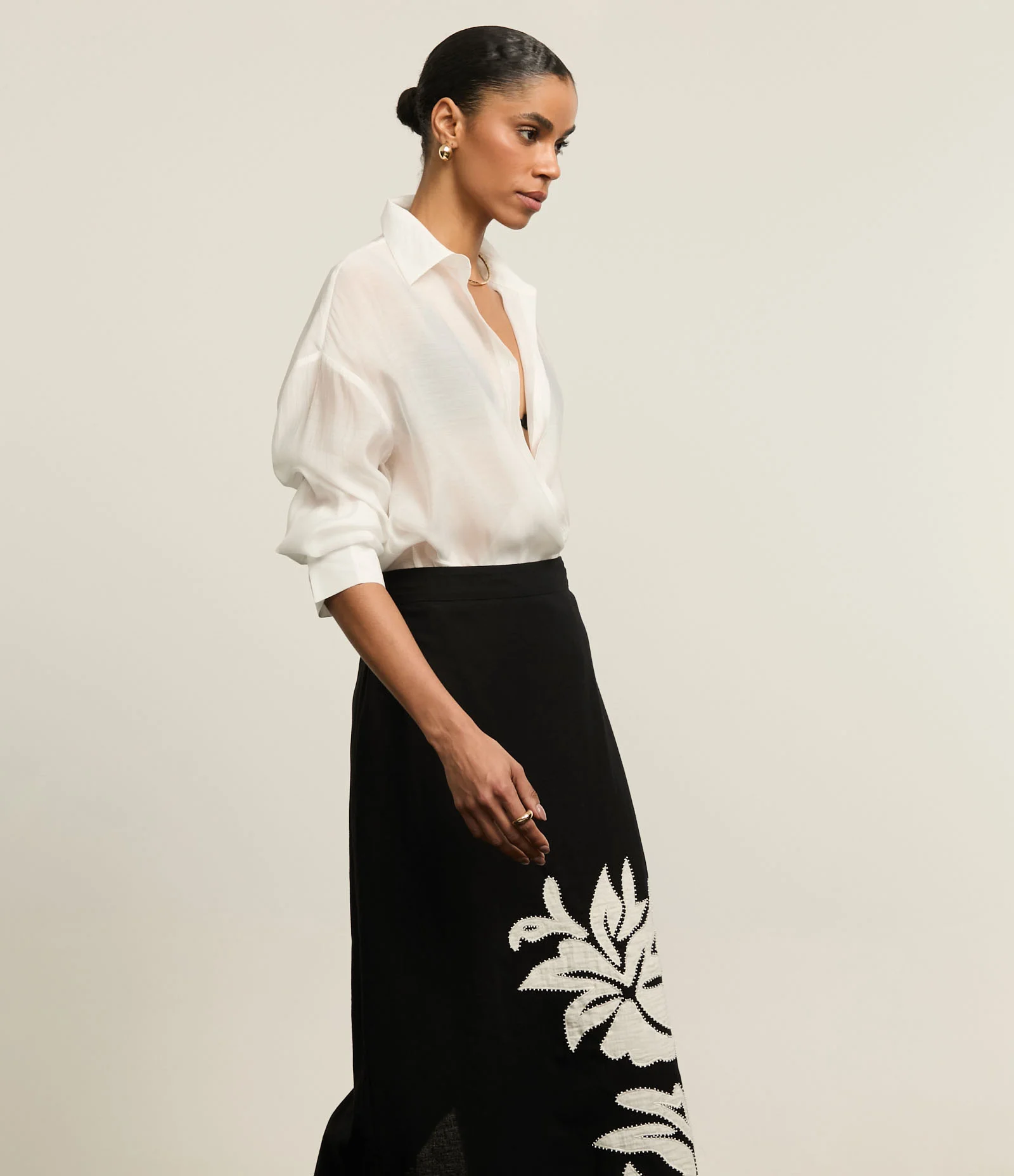 Saia Reta Midi Maquientada com Linho e Bordado Folhagem Preto 2