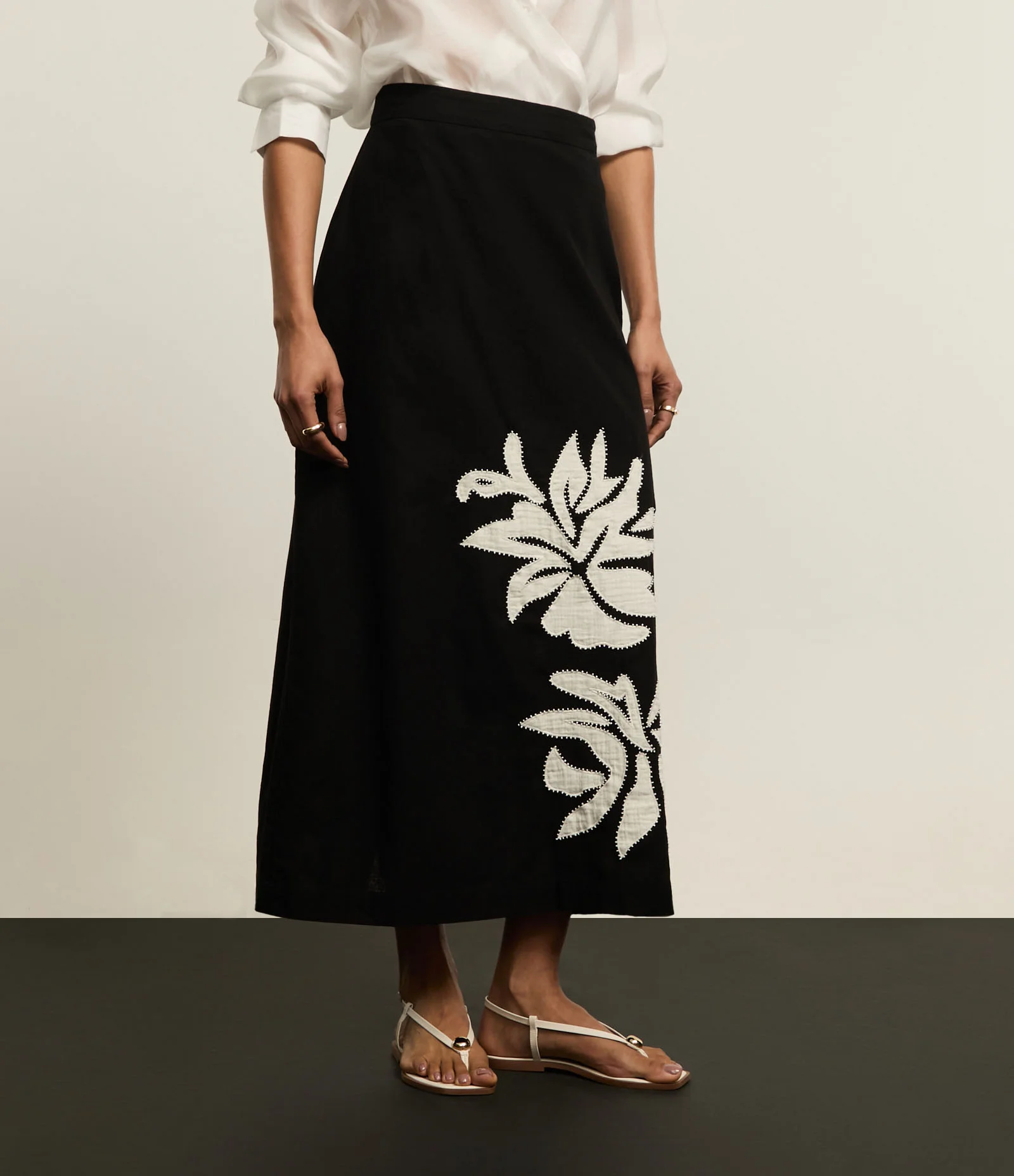 Saia Reta Midi Maquientada com Linho e Bordado Folhagem Preto 3