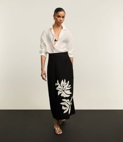 Saia Reta Midi Maquientada com Linho e Bordado Folhagem