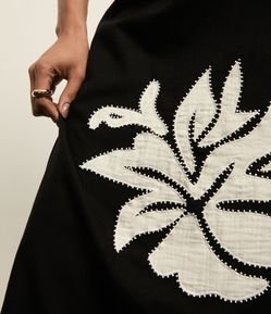 Saia Reta Midi Maquientada com Linho e Bordado Folhagem