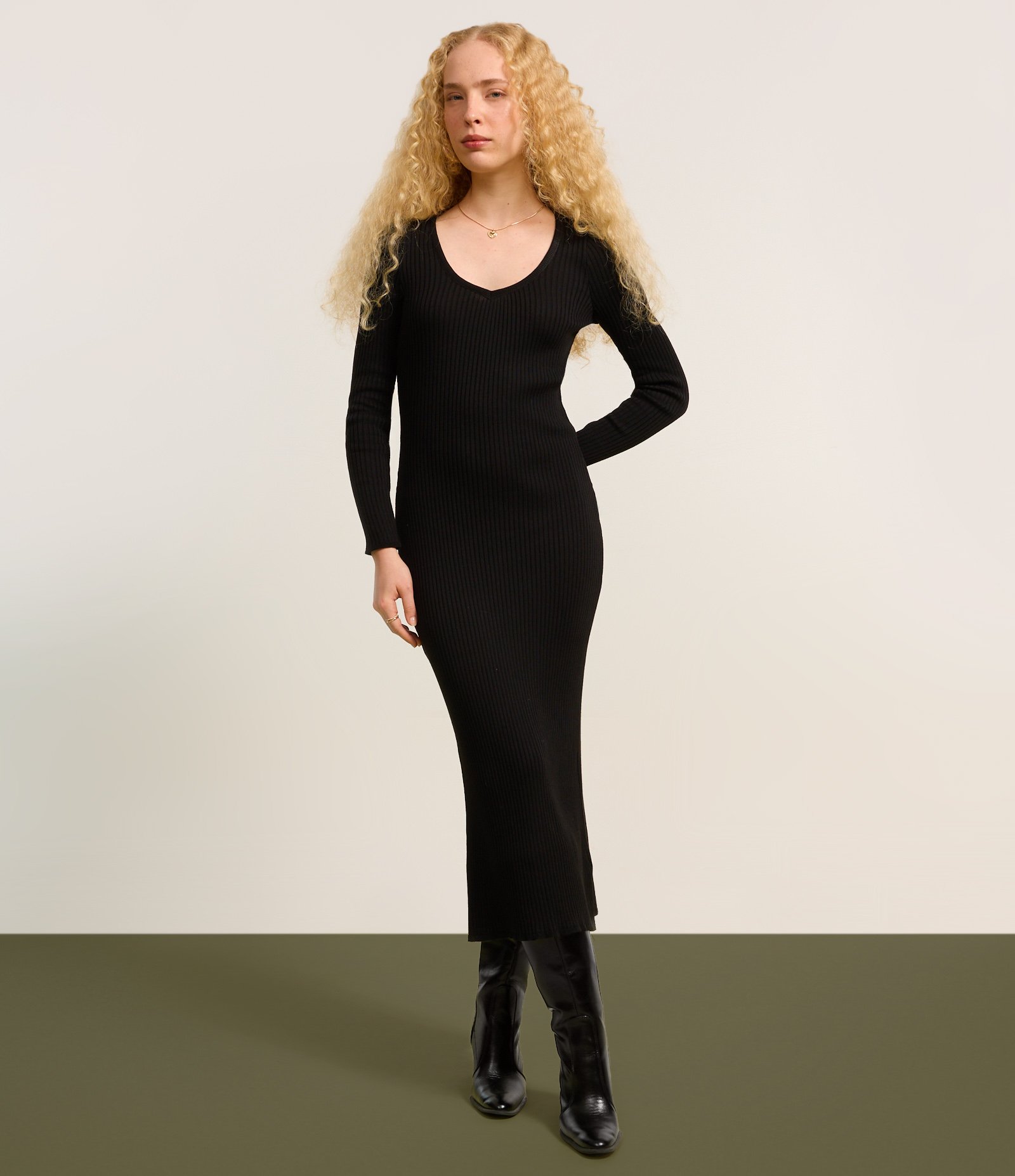 Vestido Long Midi em Tricô com Textura e Fenda Preto 4