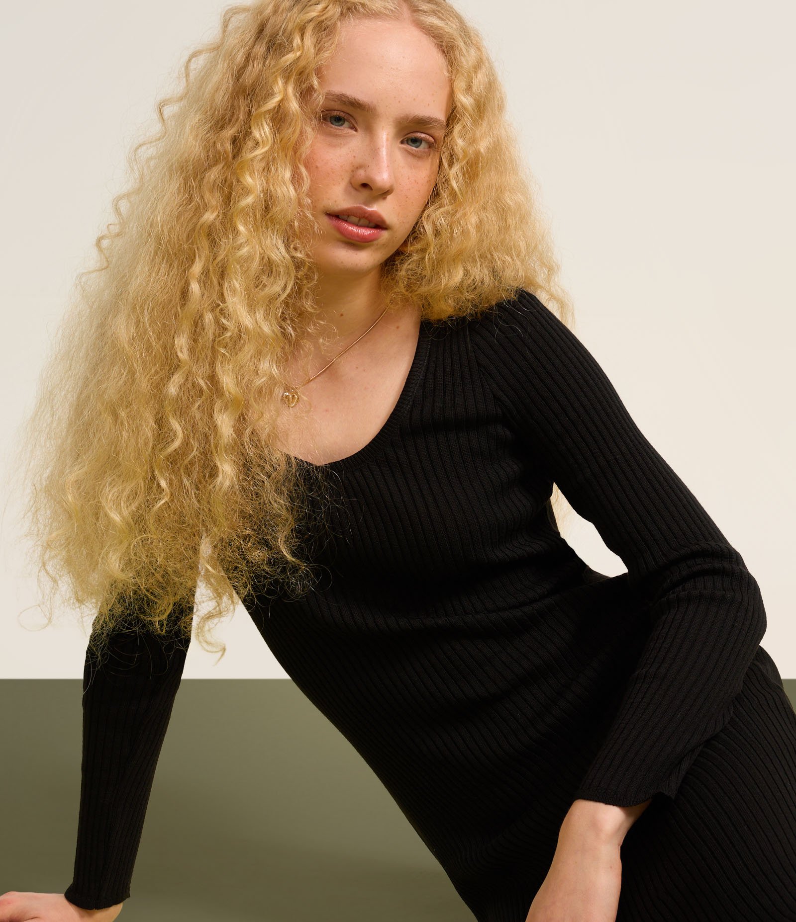 Vestido Long Midi em Tricô com Textura e Fenda Preto 5