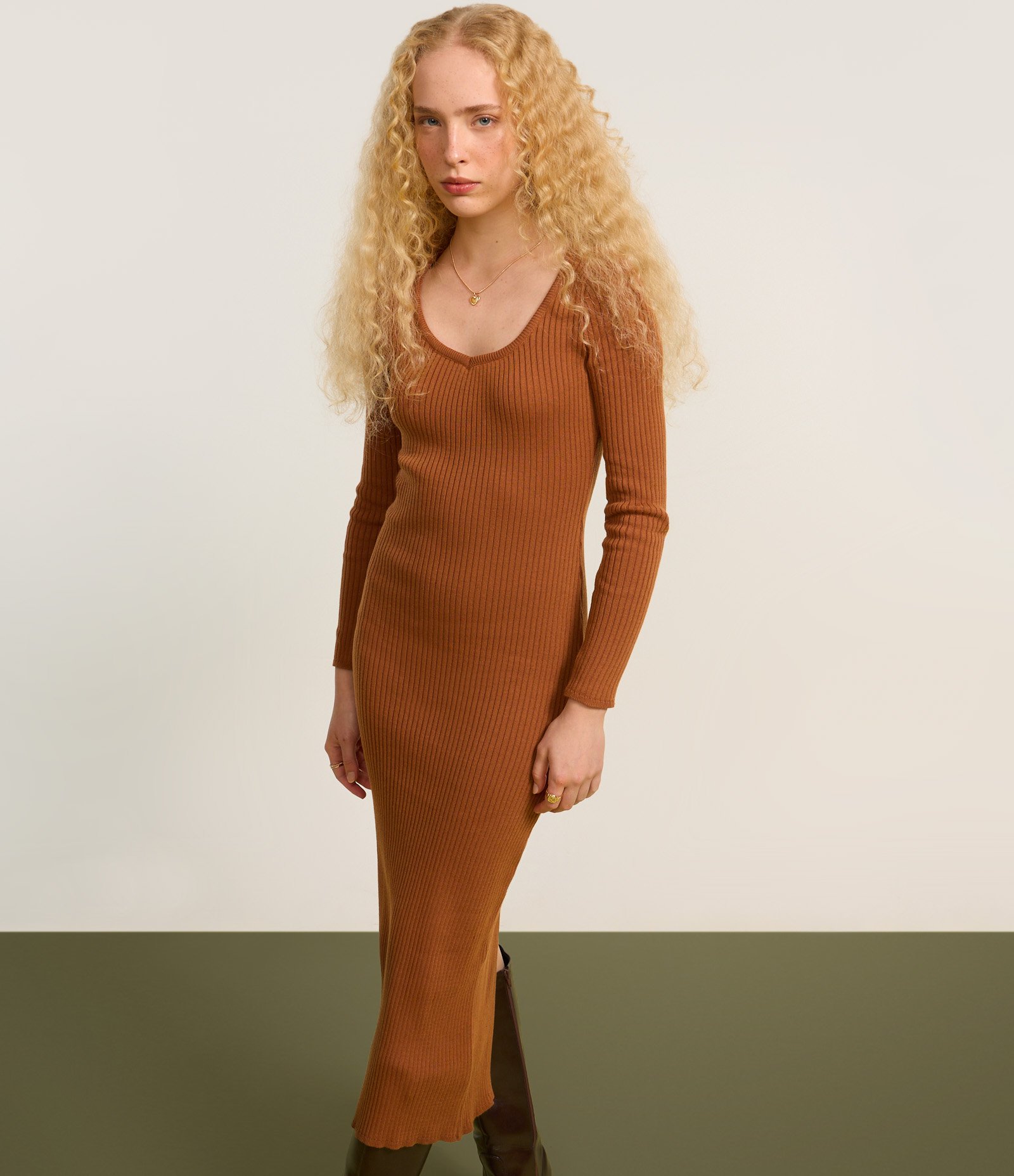 Vestido Long Midi em Tricô com Textura e Fenda Marrom 5