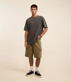 Bermuda Baggy em Sarja com Efeito Lavado e Bolso Cargo