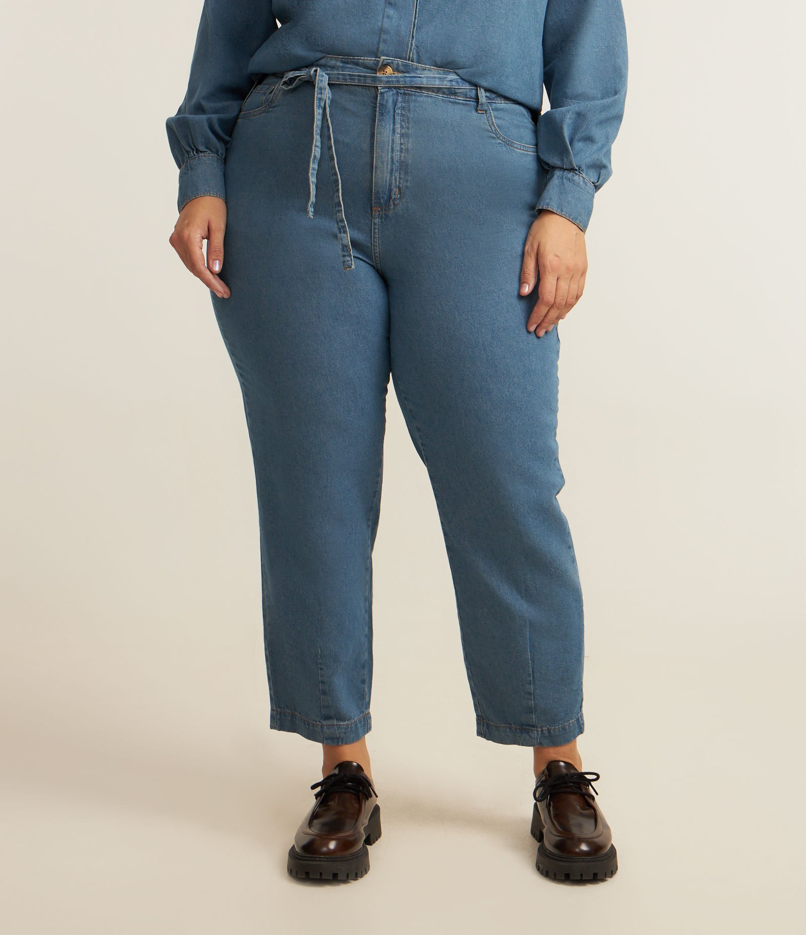 Calça Cenoura em Jeans com Amarração na Cintura Curve & Plus Size Azul 2