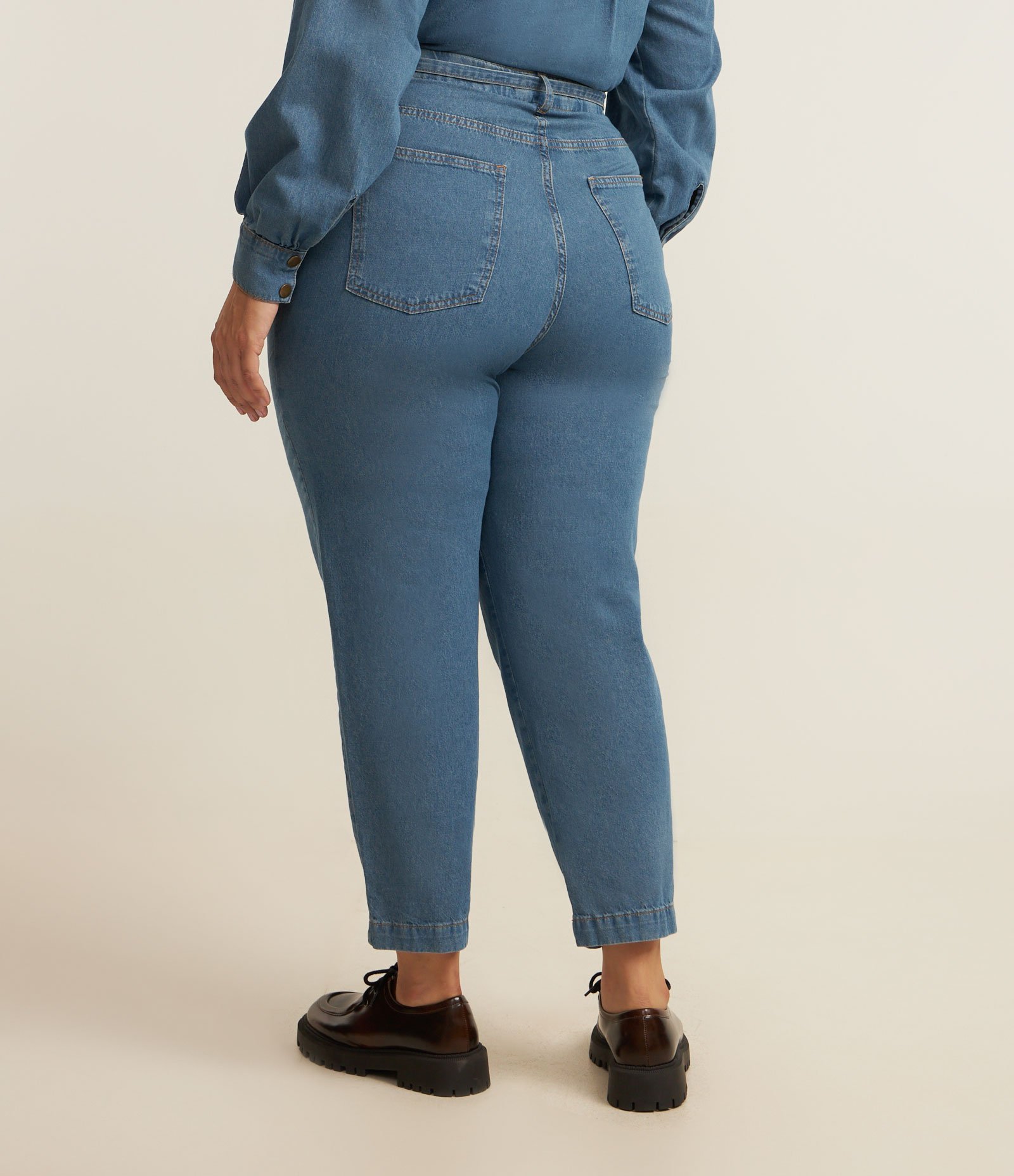 Calça Cenoura em Jeans com Amarração na Cintura Curve & Plus Size Azul 3