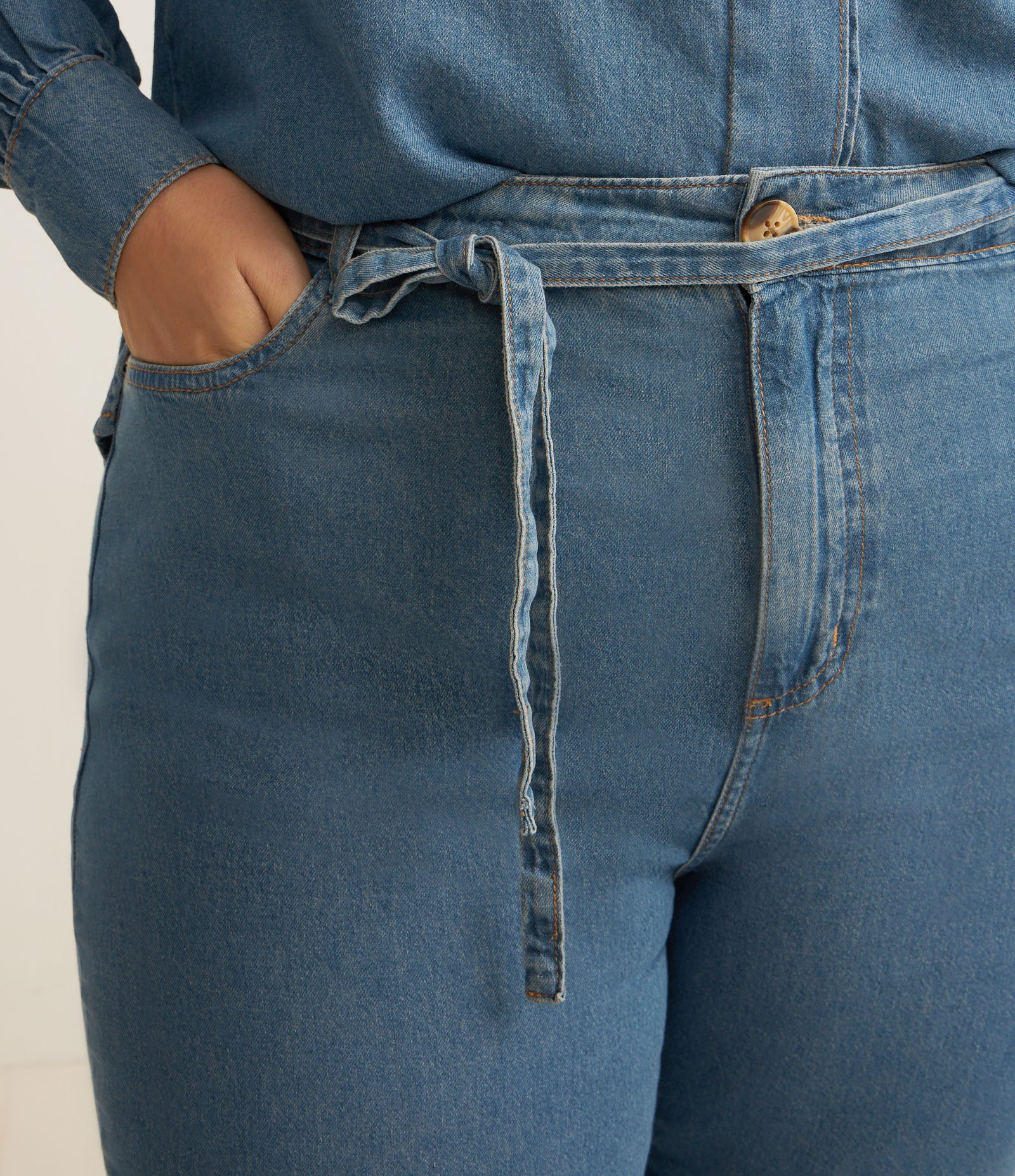 Calça Cenoura em Jeans com Amarração na Cintura Curve & Plus Size Azul 4