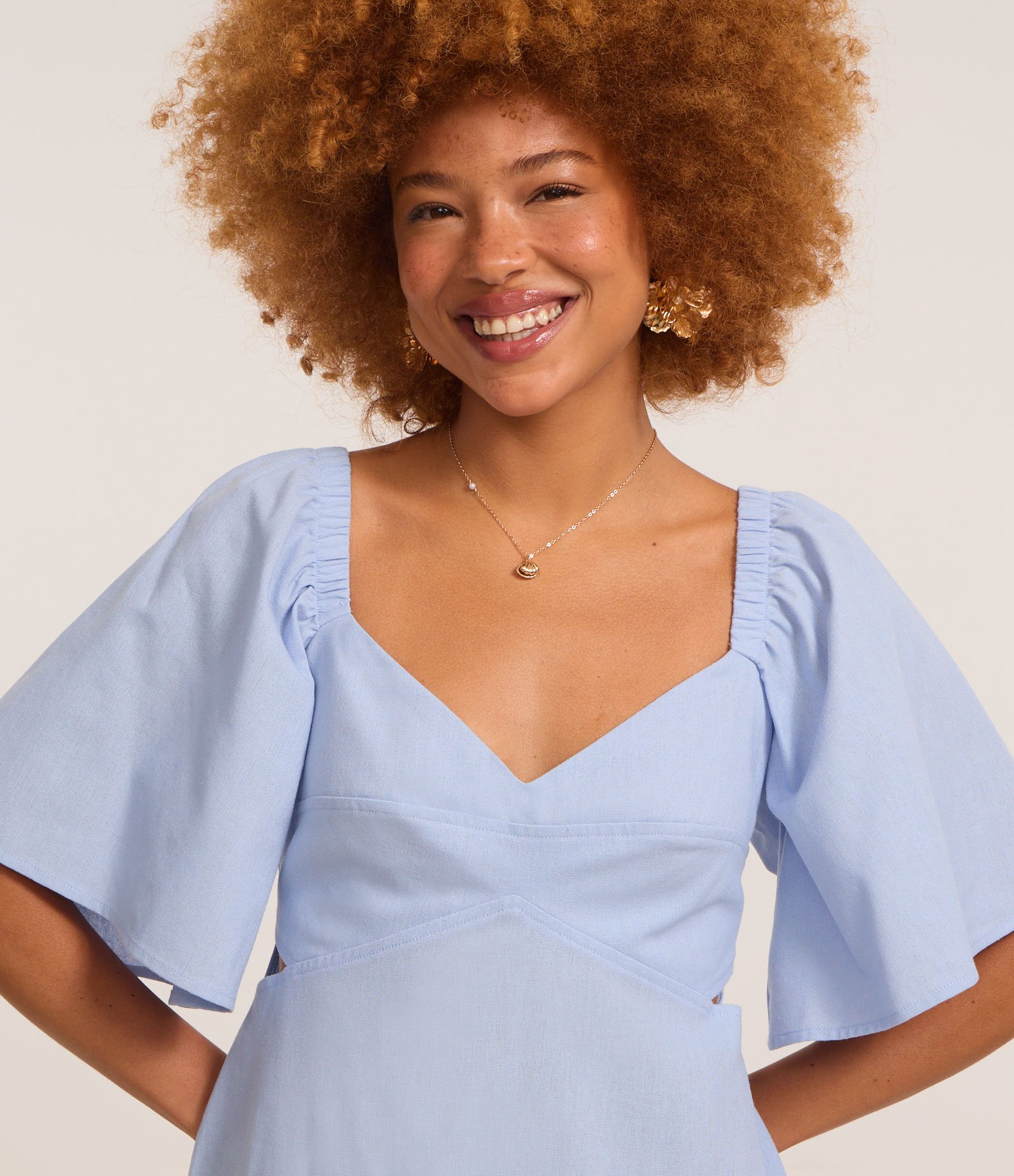 Vestido Evasê Curto em Viscolinho com Recorte Vazado na Cintura Azul 3