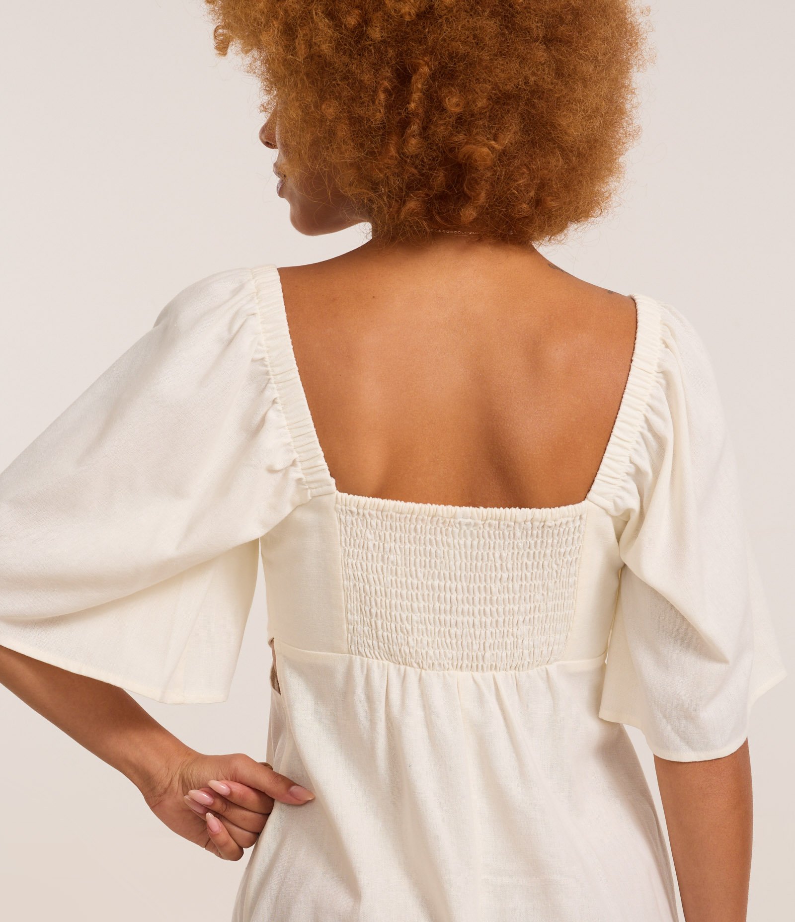 Vestido Evasê Curto em Viscolinho com Recorte Vazado na Cintura Branco 4