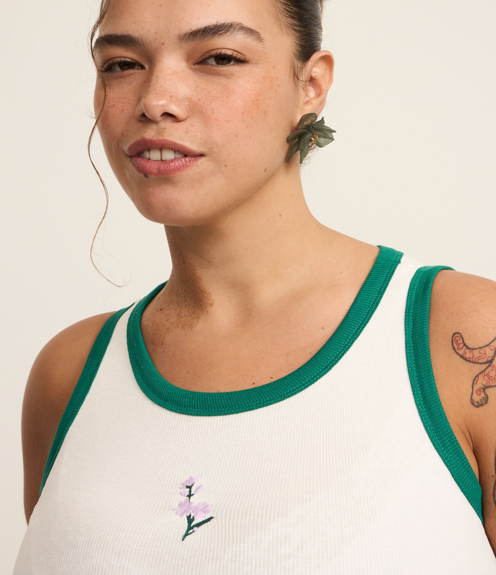 Blusa Regata com Bordado e Viés Contrastantes Curve & Plus Size Branco 3