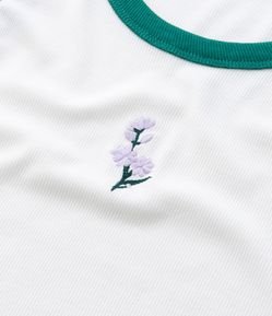 Blusa Regata com Bordado e Viés Contrastantes Curve & Plus Size