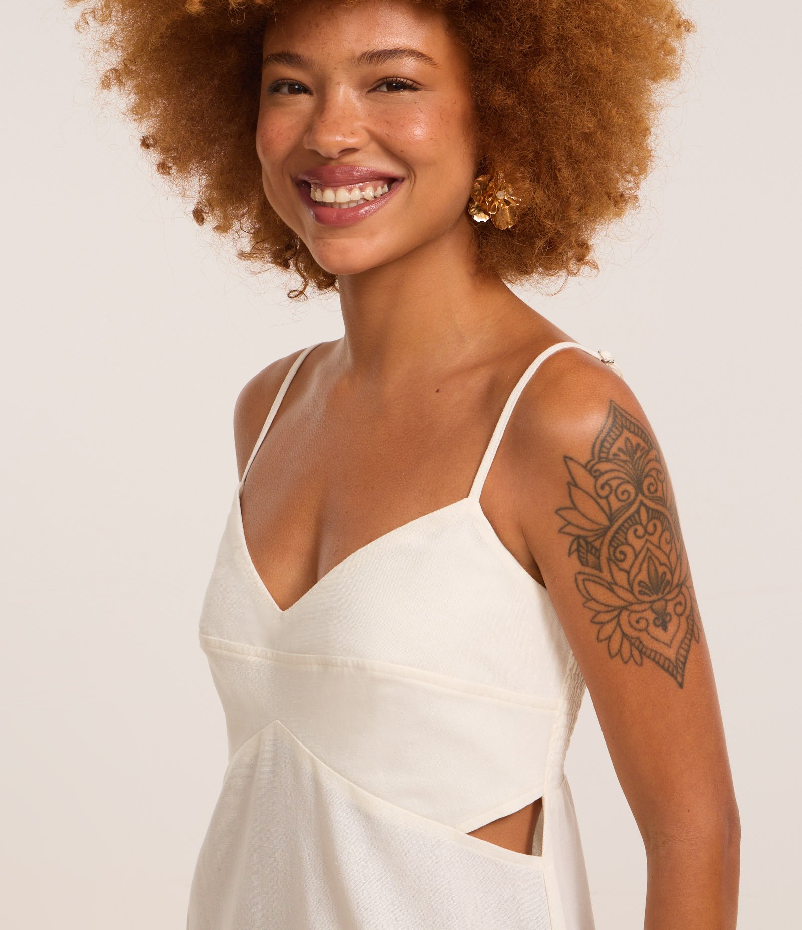 Vestido Evasê em Viscolinho com Recorte Vazado e Babado Azul 3