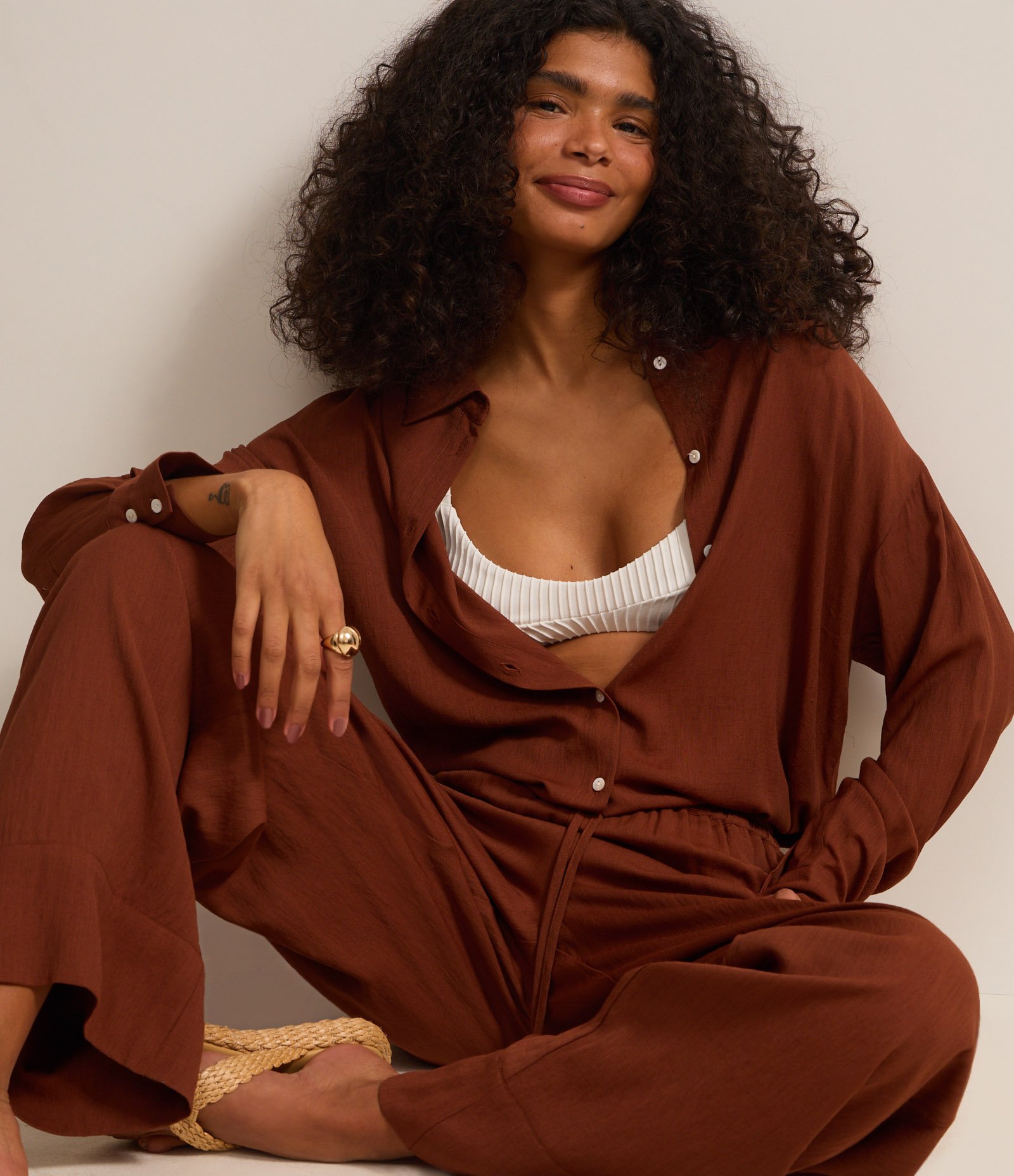 Camisa Over Alongada e Leve com Cava Deslocada Marrom 1