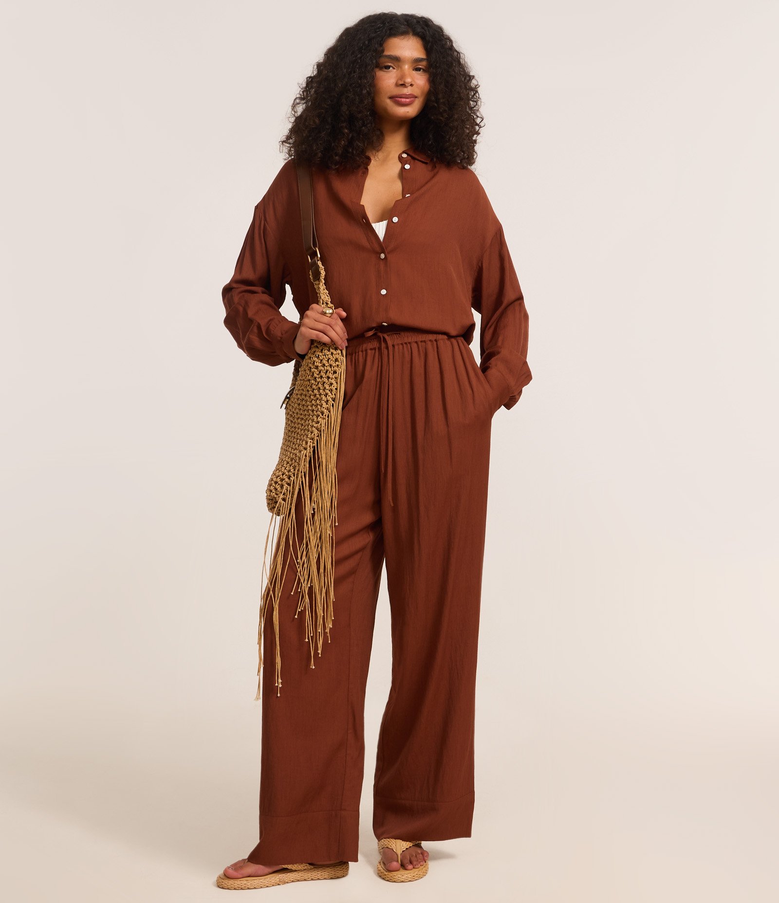 Camisa Over Alongada e Leve com Cava Deslocada Marrom 2