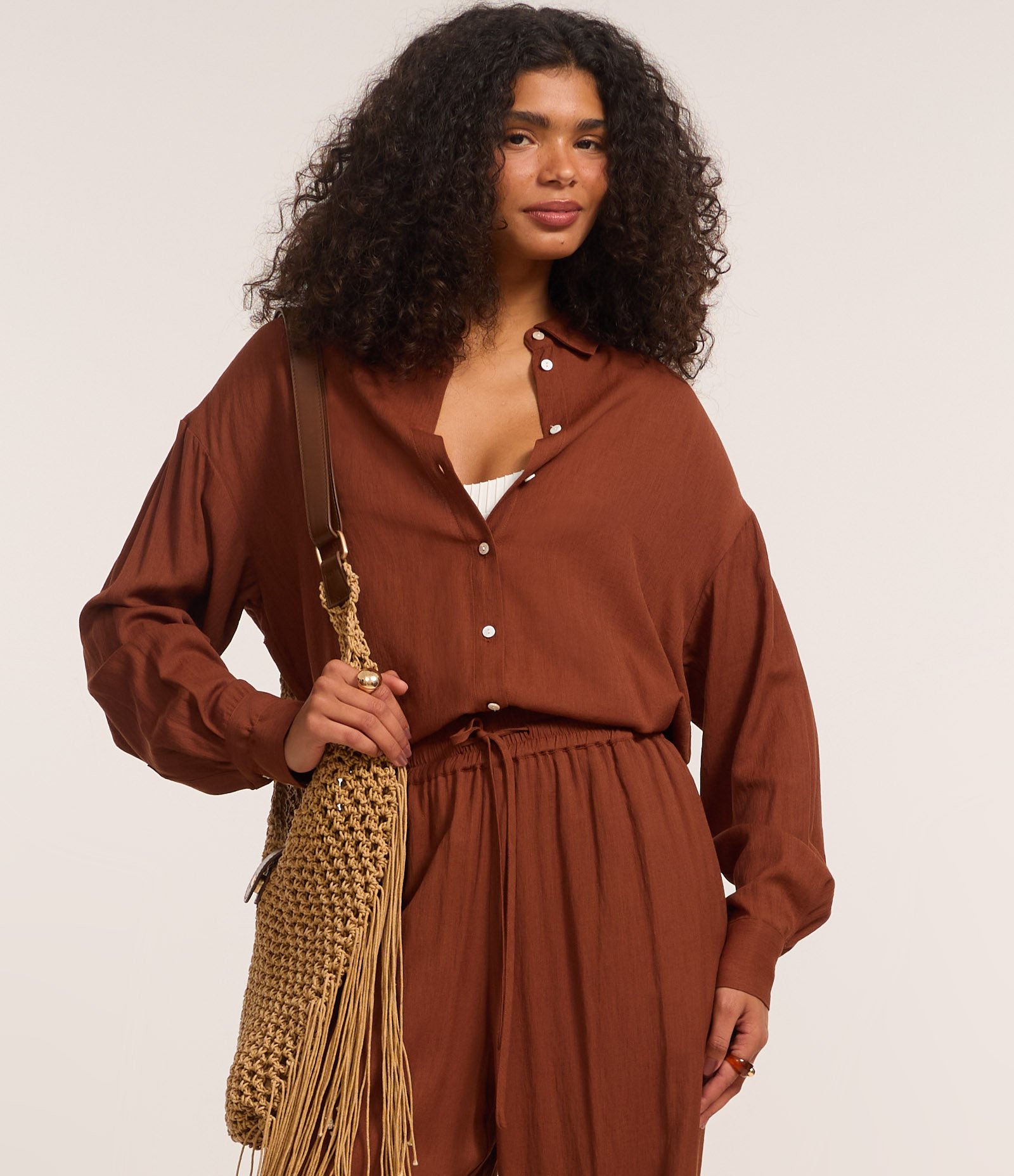 Camisa Over Alongada e Leve com Cava Deslocada Marrom 3