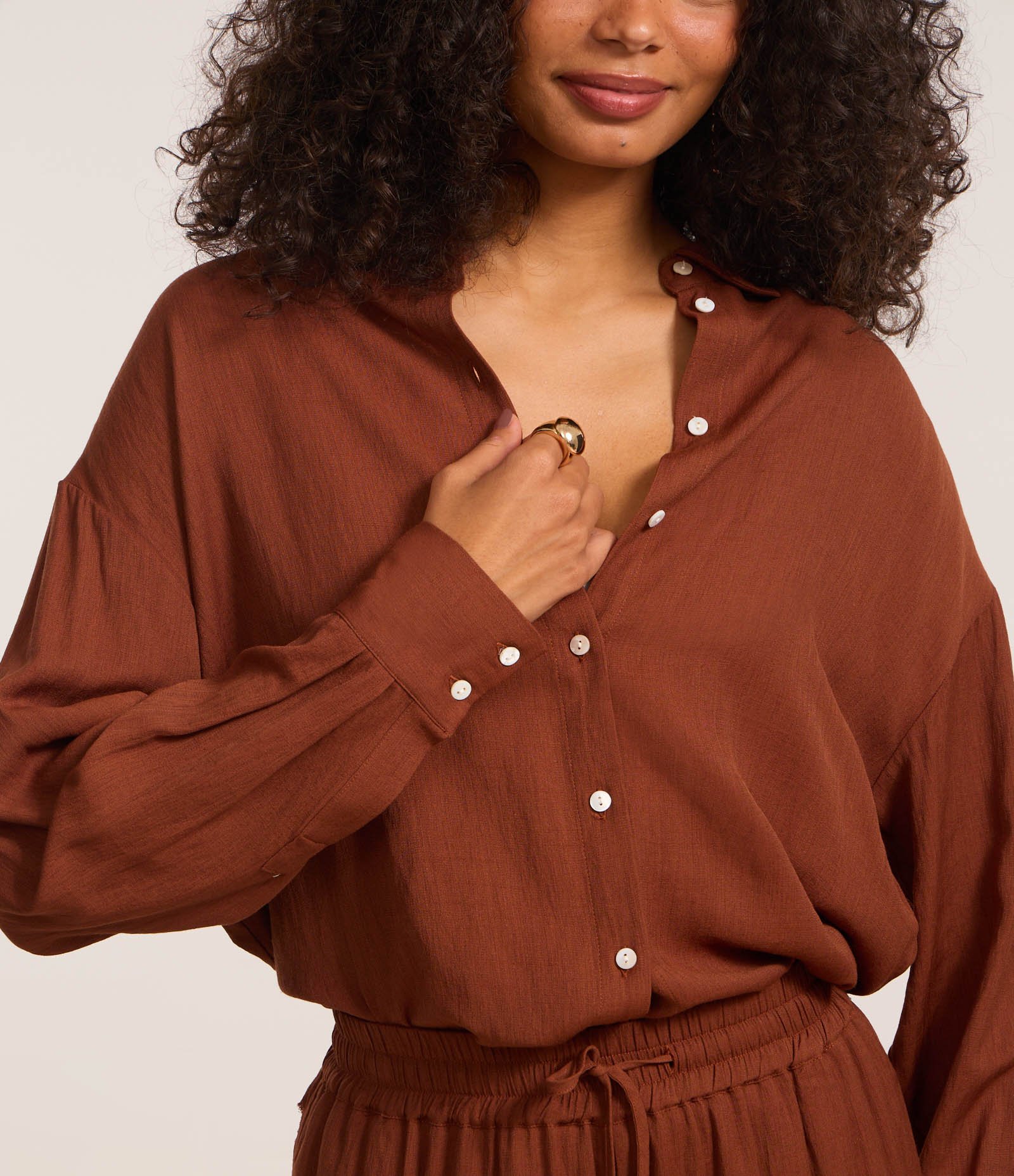 Camisa Over Alongada e Leve com Cava Deslocada Marrom 4