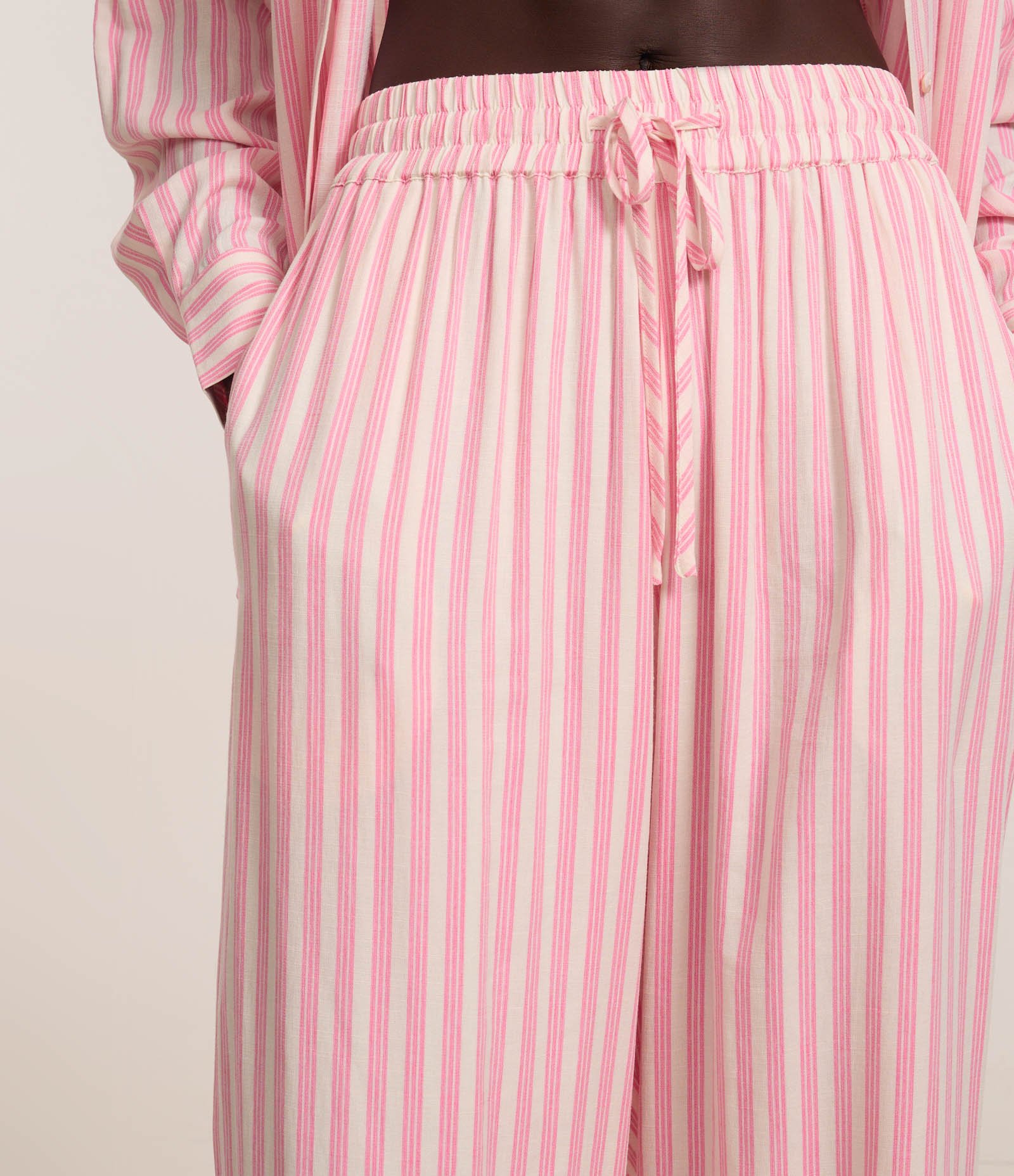 Calça Reta Fluida em Cambraia com Listras Verticais Rosa/Branco 4