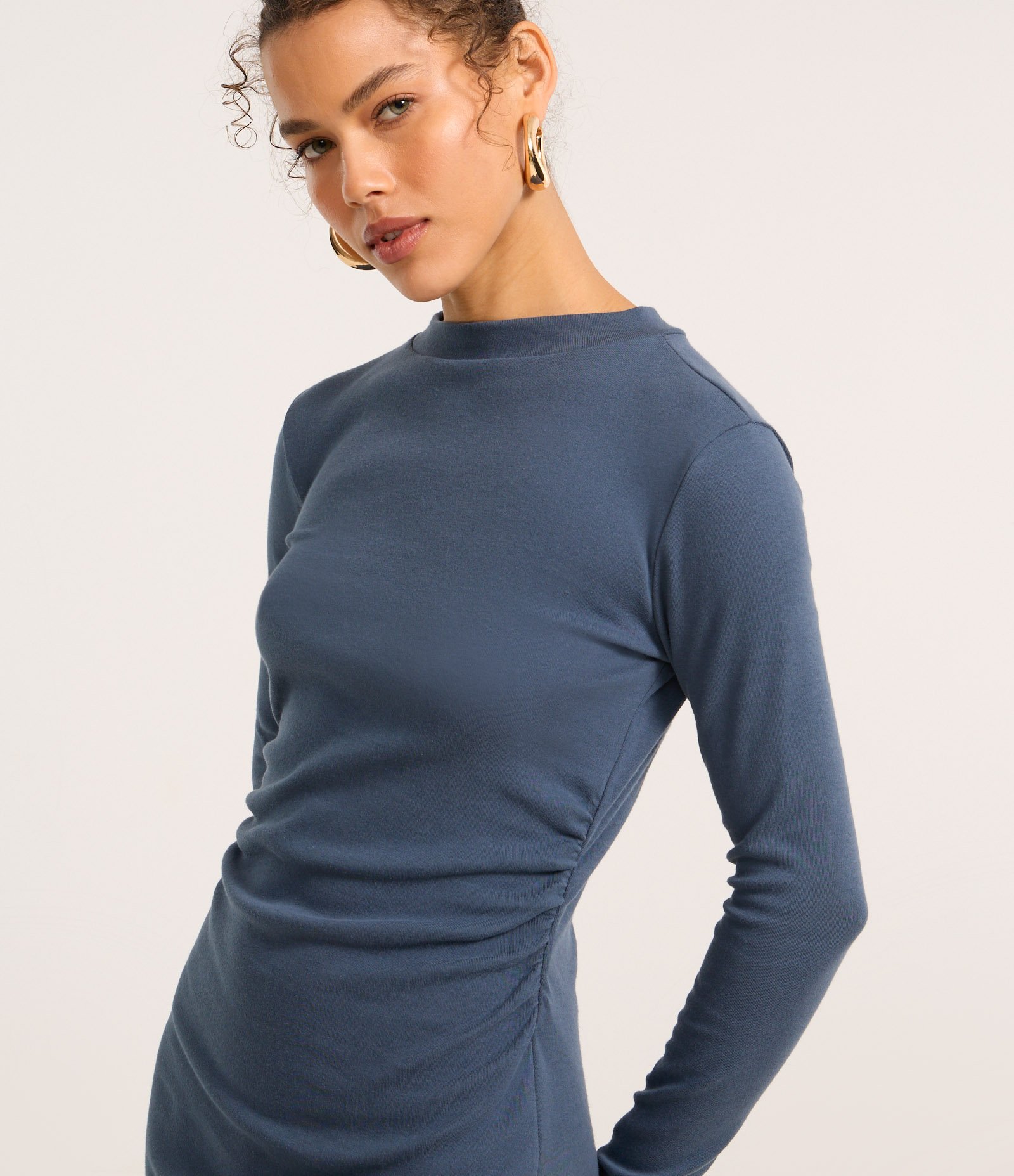 Vestido Curto em Suedine com Gola Alta Azul 3